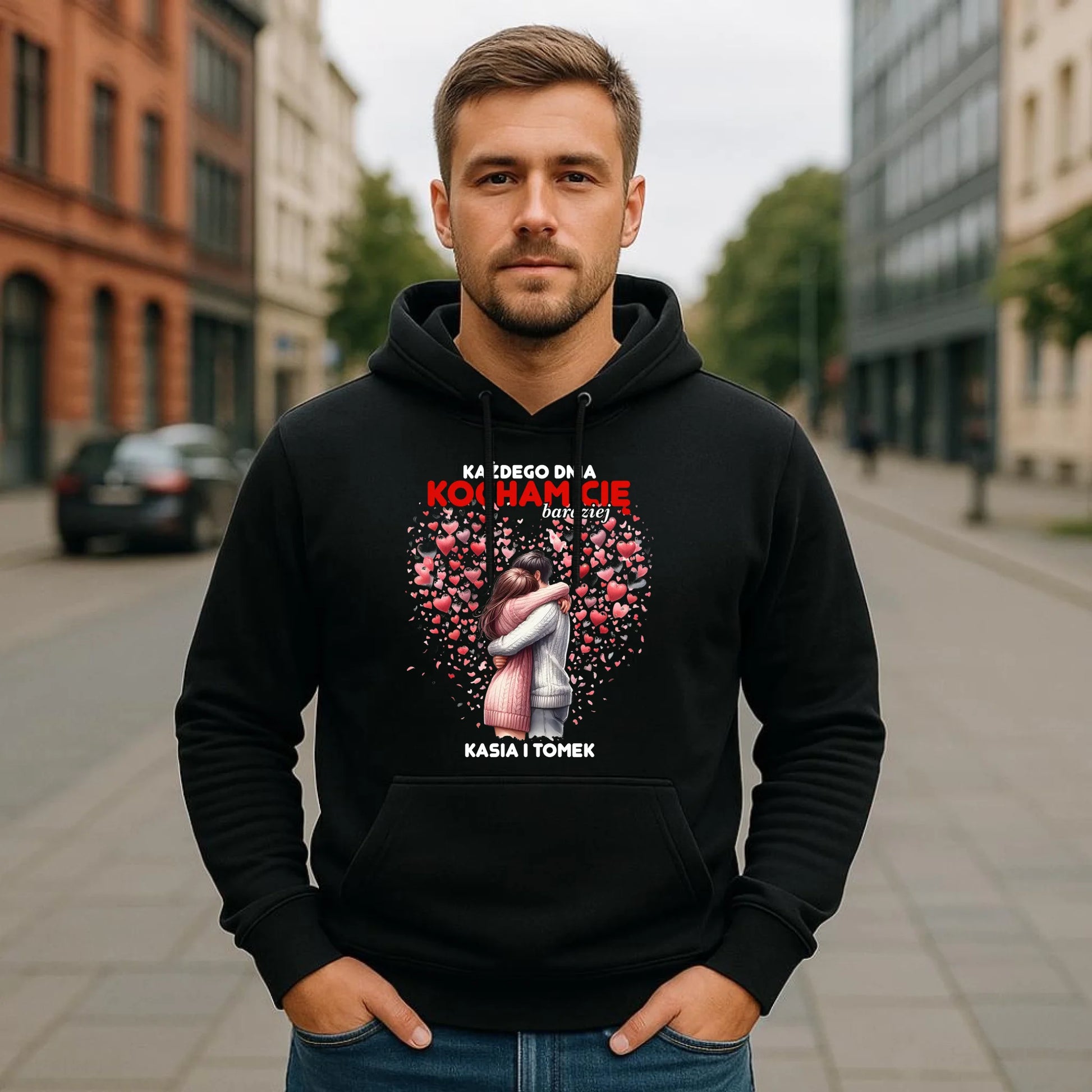Bluza męska z kapturem dla par - Każdego dnia kocham Cię bardziej - personalizowana W09 - StoryCups.pl