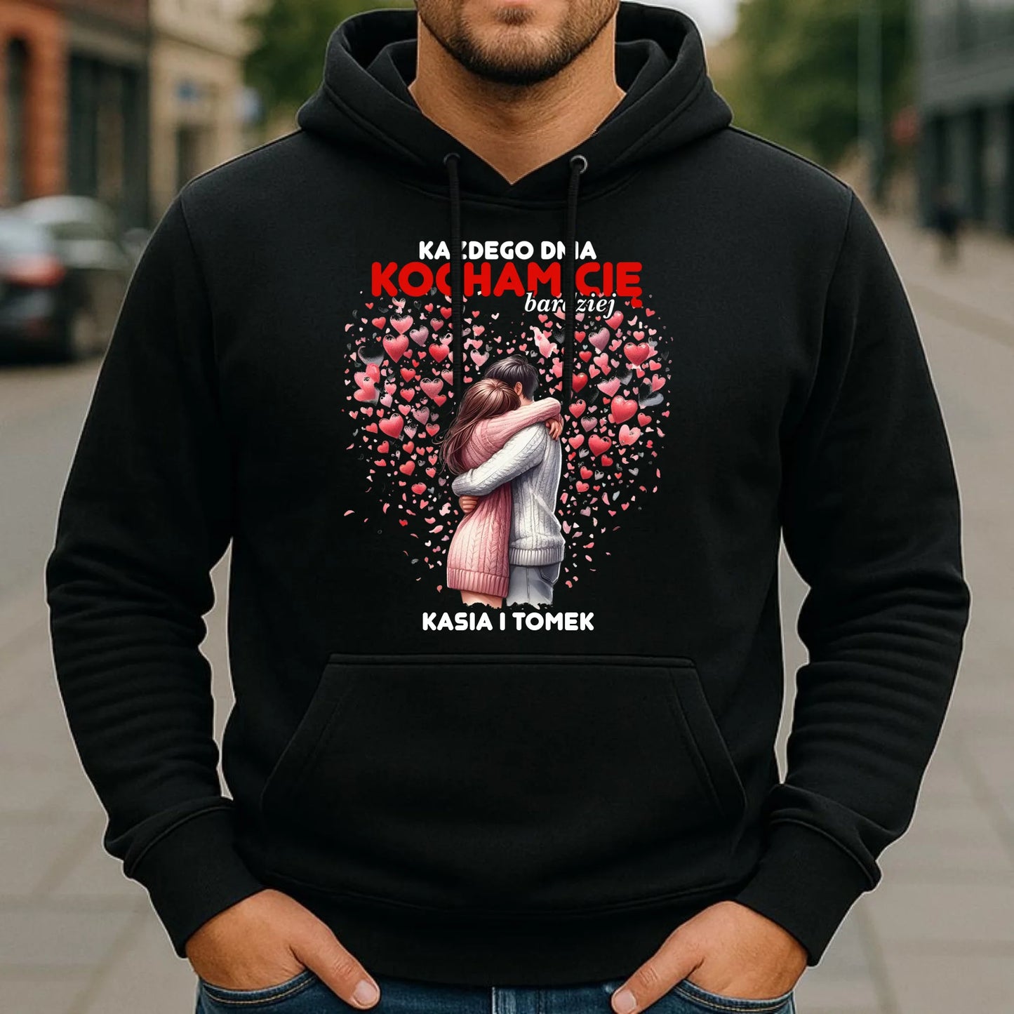 Bluza męska z kapturem dla par - Każdego dnia kocham Cię bardziej - personalizowana W09 - StoryCups.pl