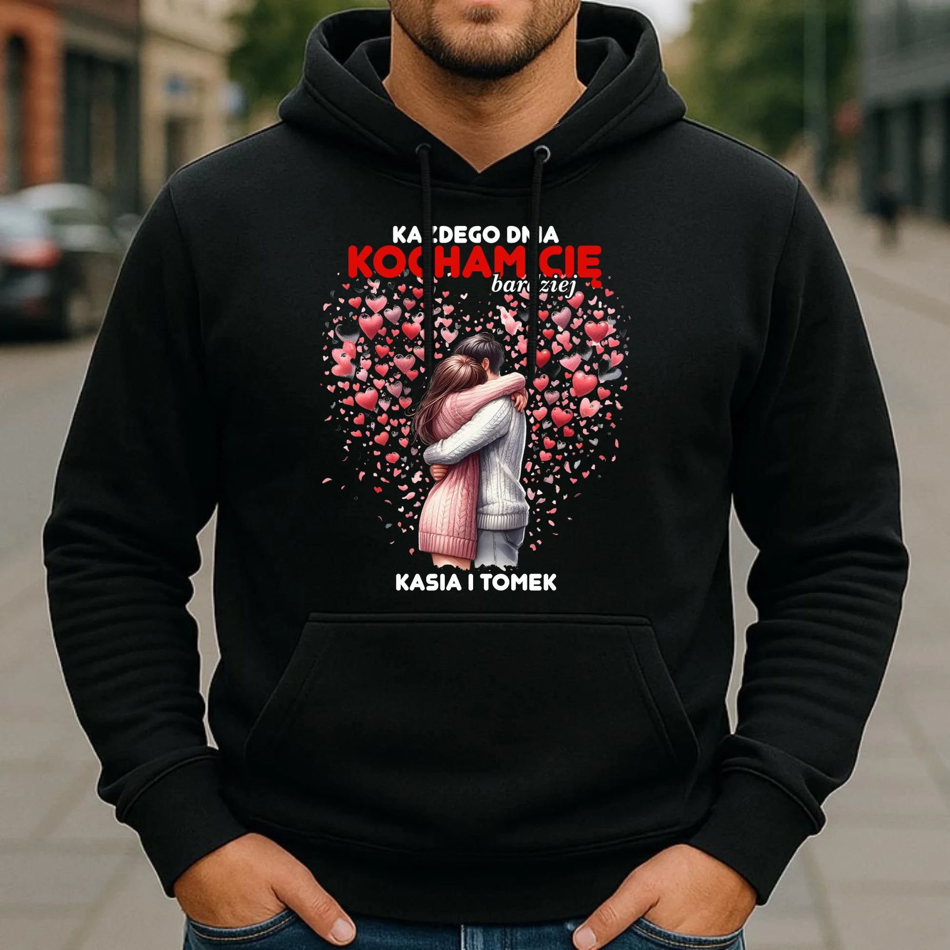 Bluza męska z kapturem dla par - Każdego dnia kocham Cię bardziej - personalizowana W09 - StoryCups.pl