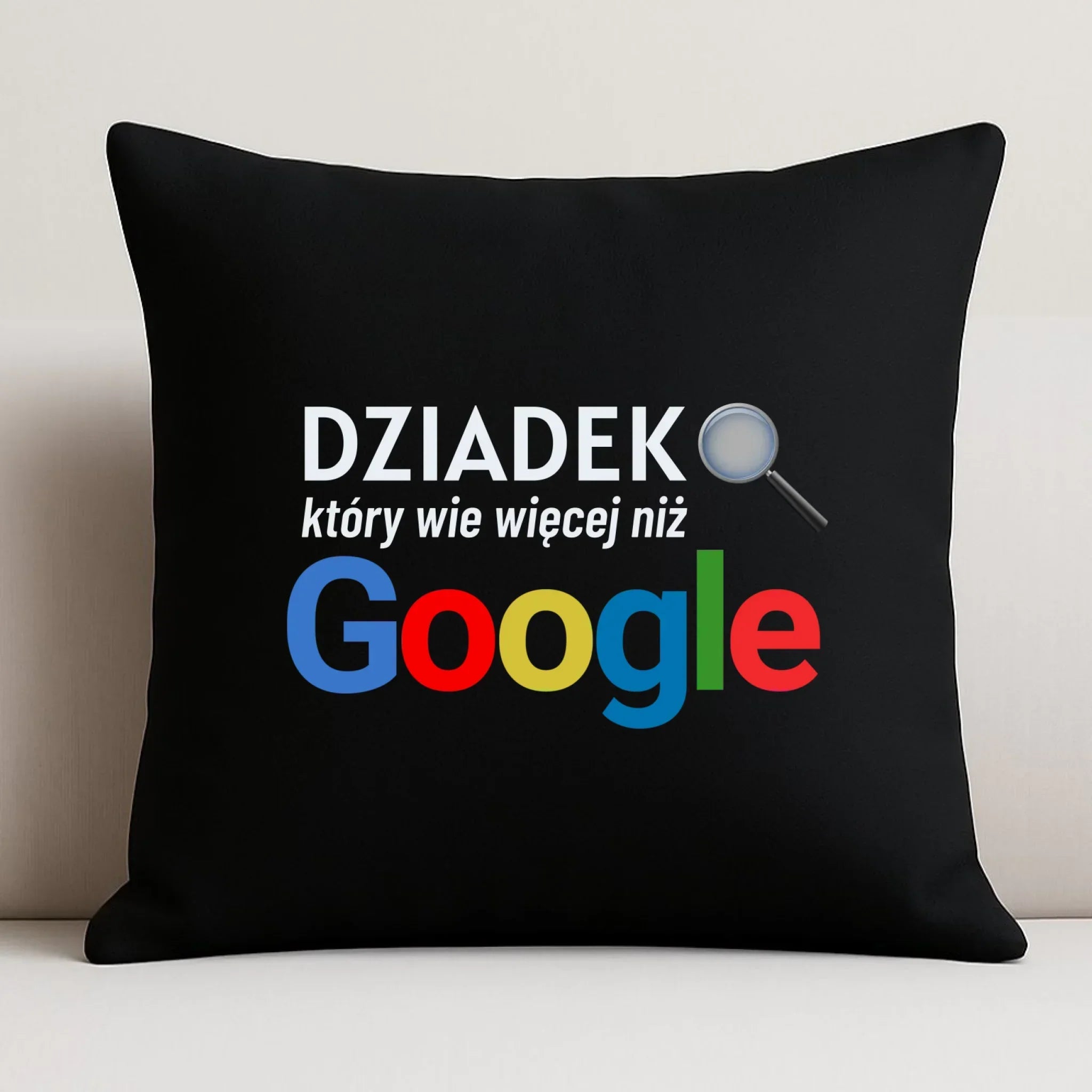 Poduszka dekoracyjna dla dziadka - Dziadek który wie więcej niż google D44 - StoryCups.pl