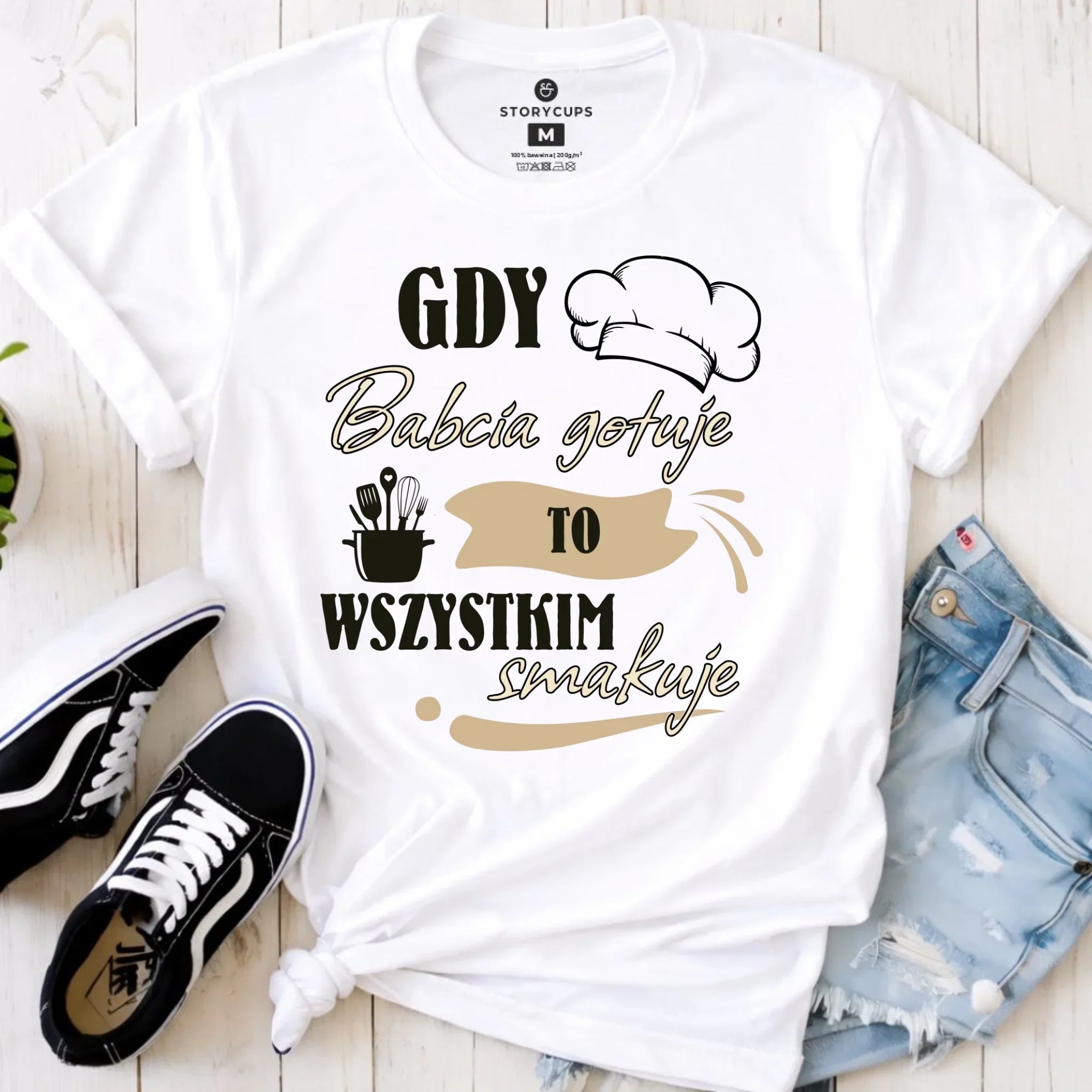 Koszulka dla babci - Gdy babcia gotuje to wszystkim smakuje B36 - StoryCups.pl