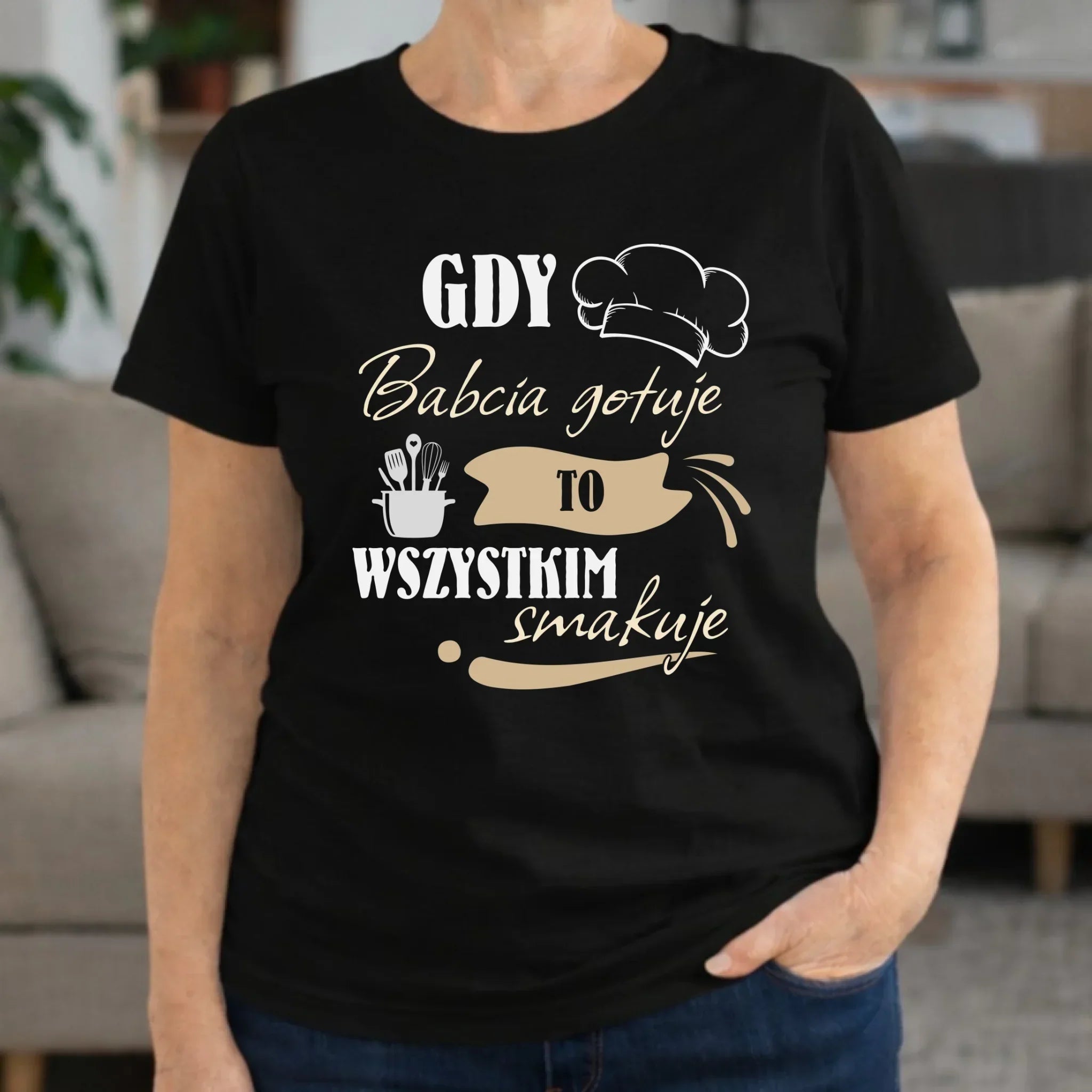 Koszulka dla babci - Gdy babcia gotuje to wszystkim smakuje B36 - StoryCups.pl