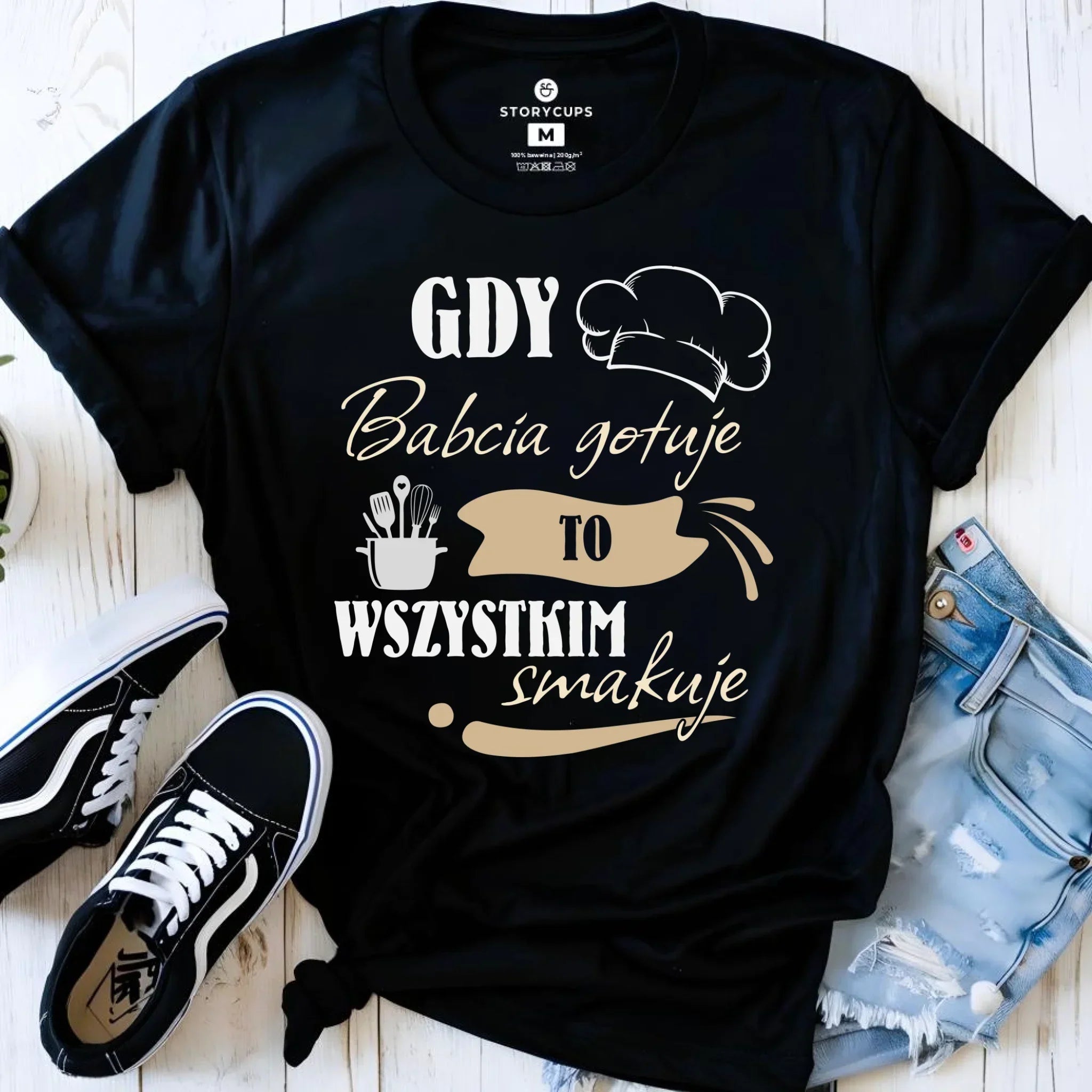Koszulka dla babci - Gdy babcia gotuje to wszystkim smakuje B36 - StoryCups.pl