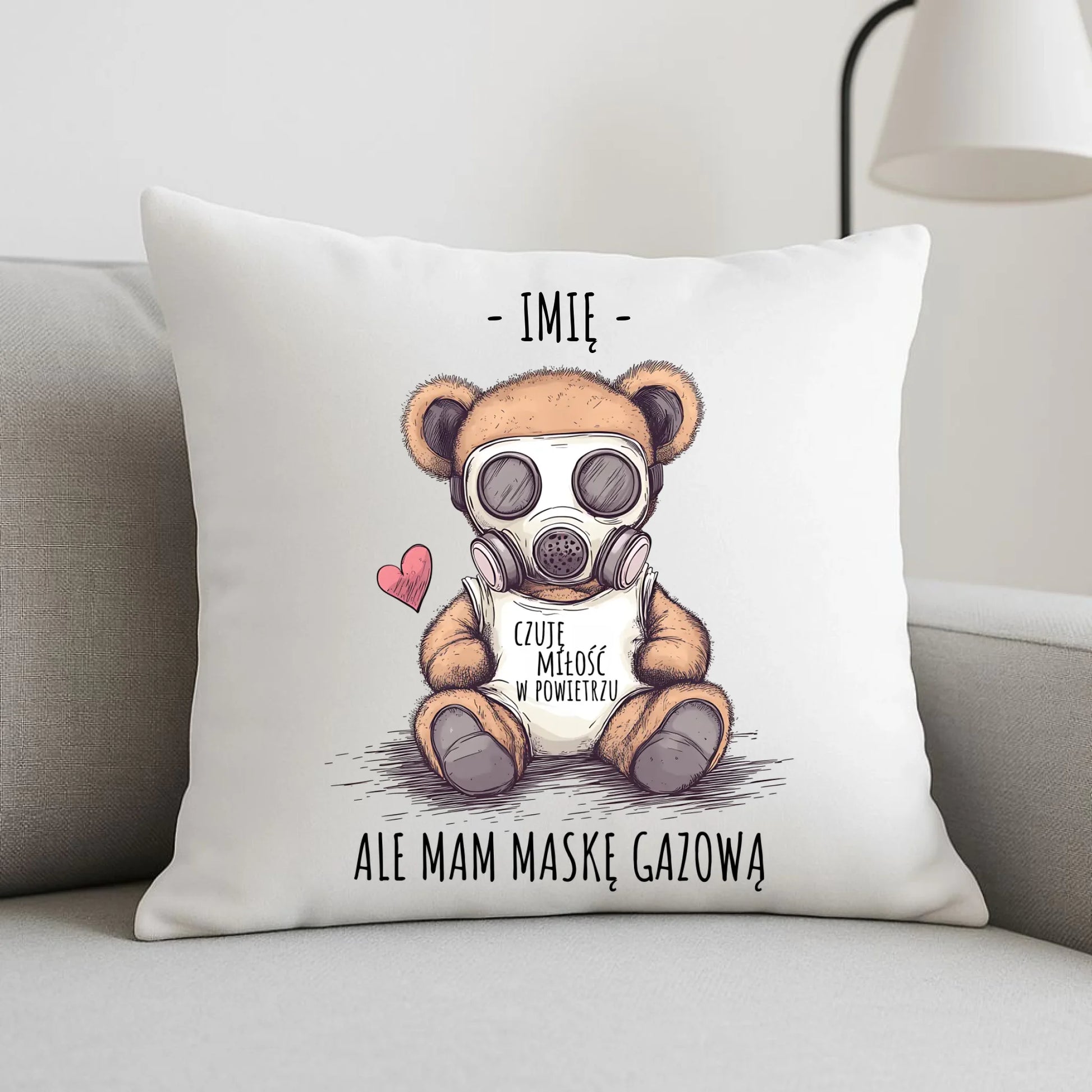 Poduszka - Miś w masce gazowej - Czuję miłość w powietrzu - personalizowana W38 - StoryCups.pl