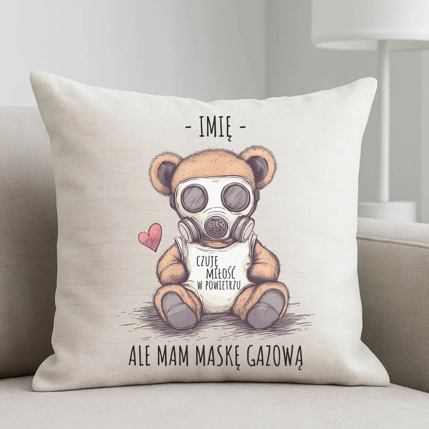 Poduszka - Miś w masce gazowej - Czuję miłość w powietrzu - personalizowana W38 - StoryCups.pl