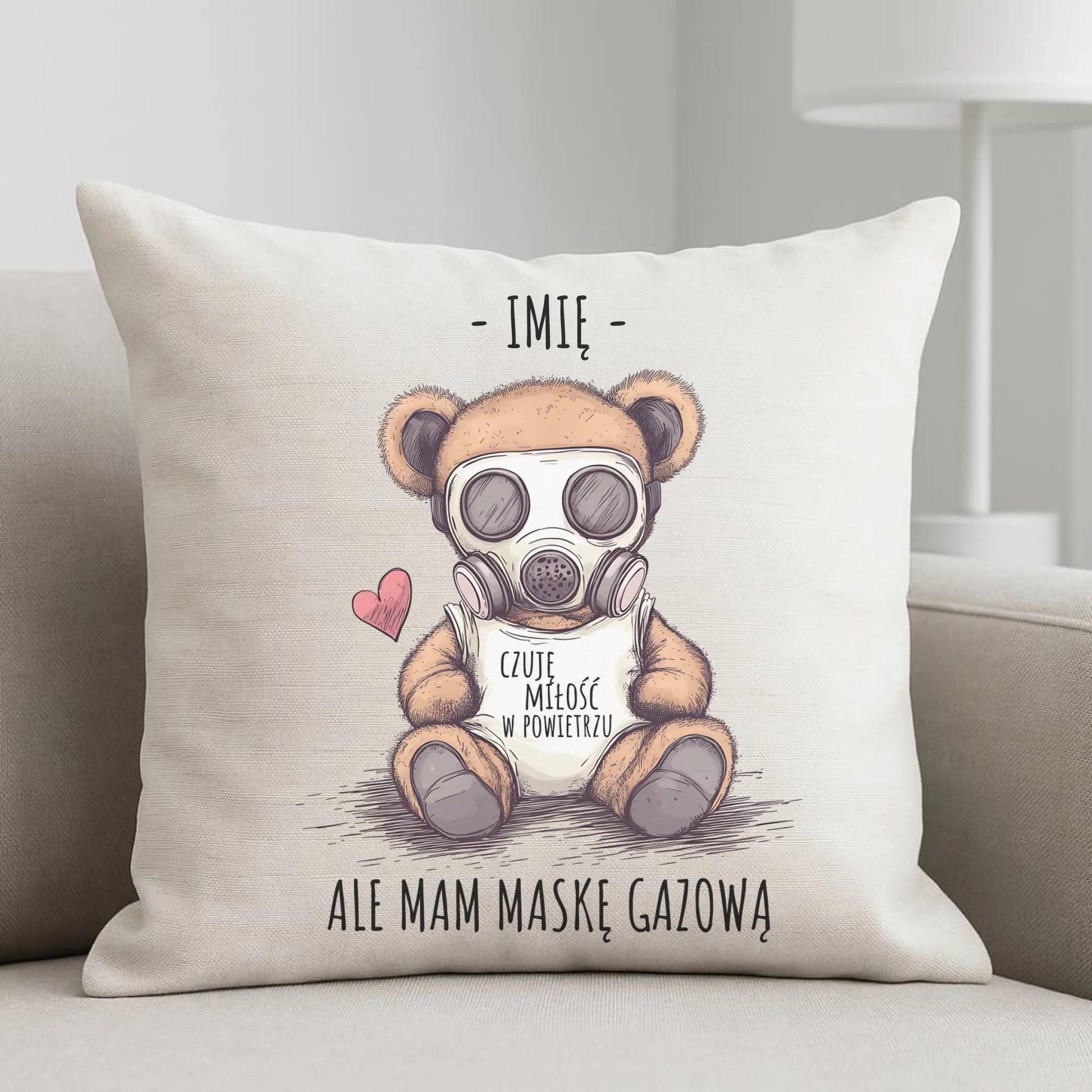 Poduszka - Miś w masce gazowej - Czuję miłość w powietrzu - personalizowana W38 - StoryCups.pl