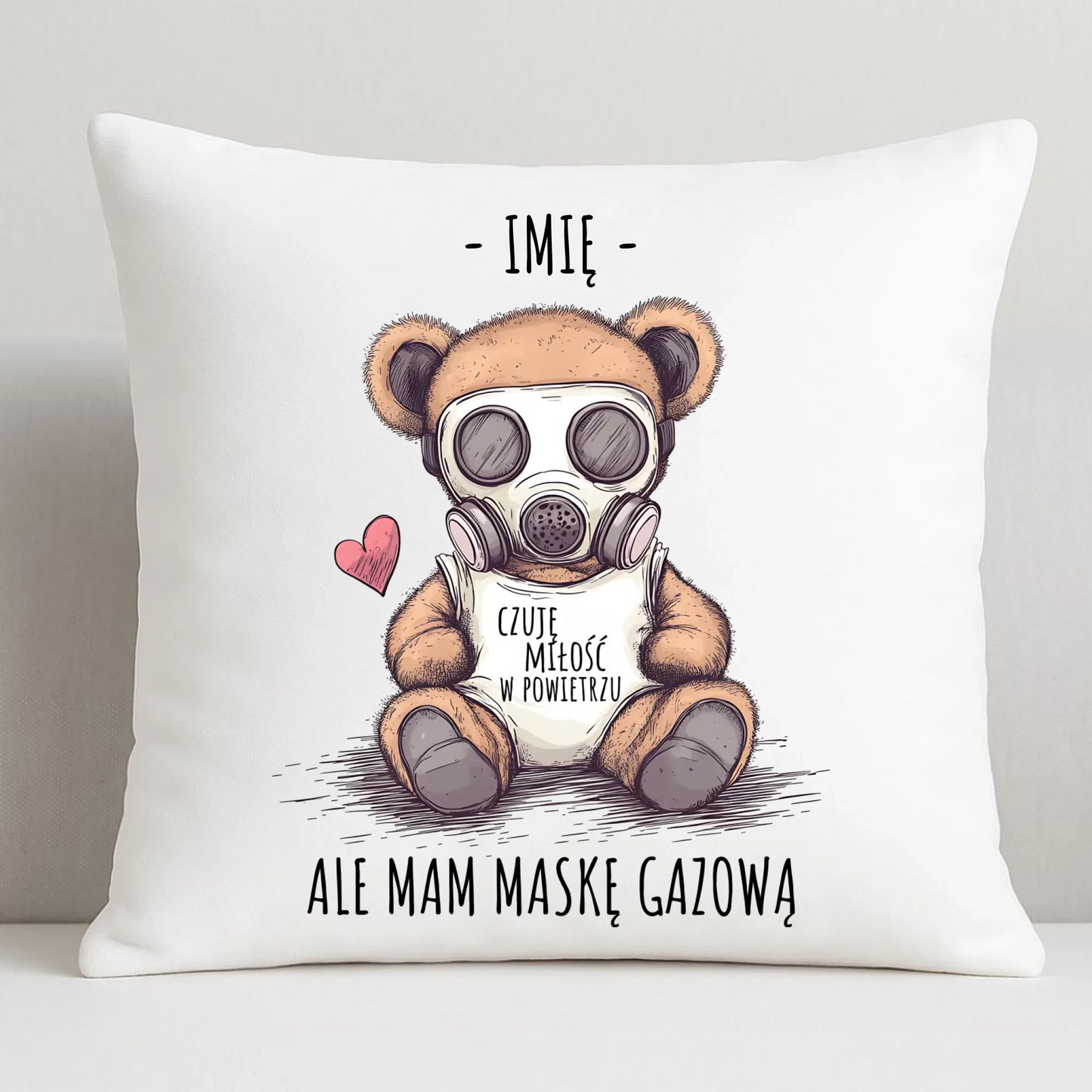 Poduszka - Miś w masce gazowej - Czuję miłość w powietrzu - personalizowana W38 - StoryCups.pl