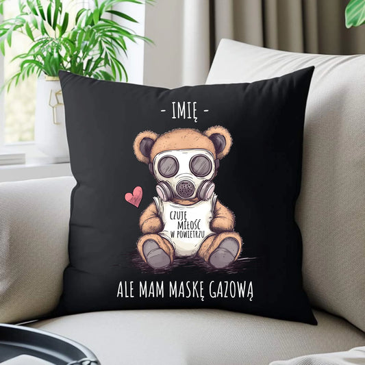 Poduszka dekoracyjna - Miś w masce gazowej - Czuję miłość w powietrzu - personalizowana W38 - StoryCups.pl