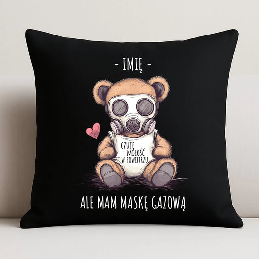 Poduszka dekoracyjna - Miś w masce gazowej - Czuję miłość w powietrzu - personalizowana W38 - StoryCups.pl