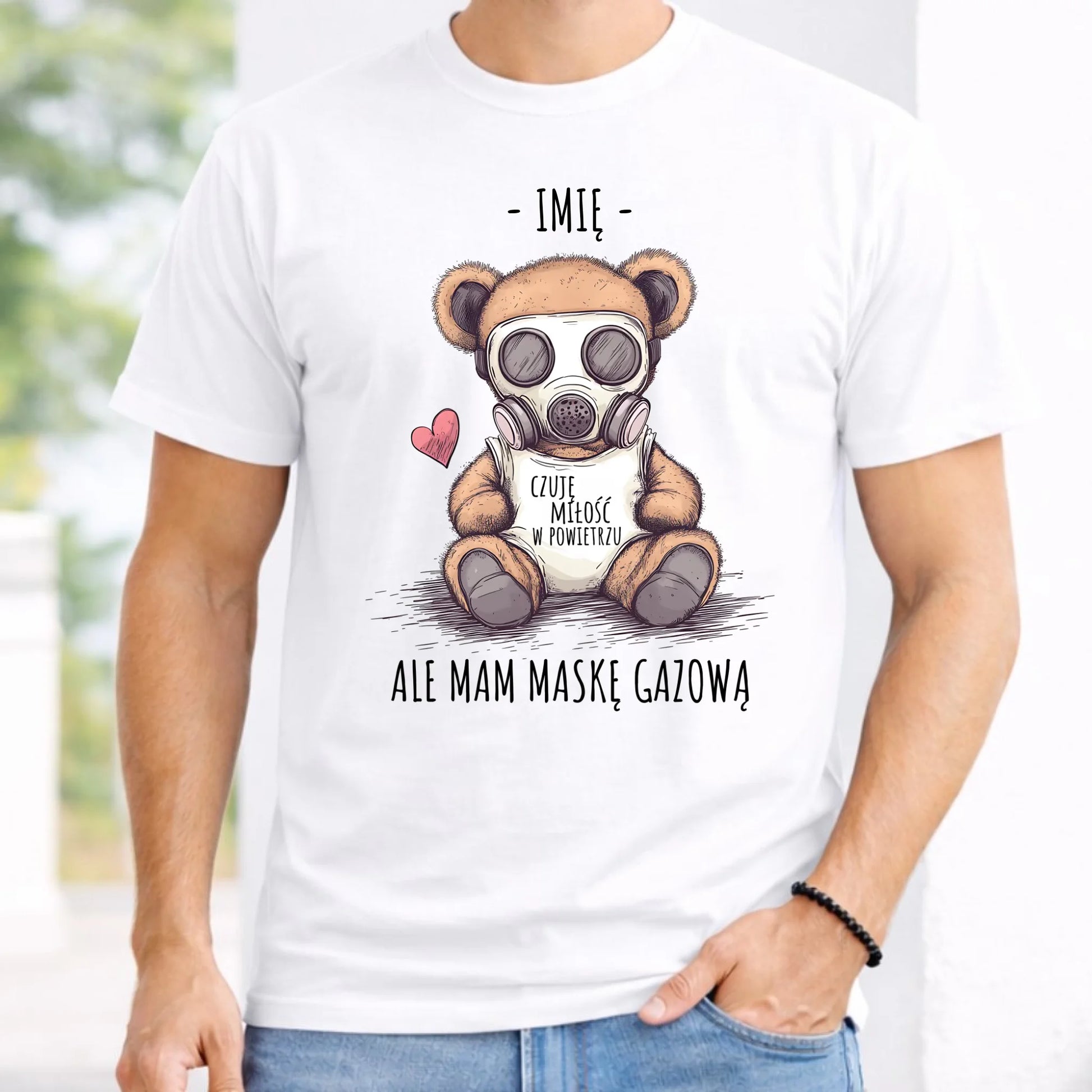 Koszulka męska - Miś w masce gazowej - Czuję miłość w powietrzu - personalizowana W38 - StoryCups.pl