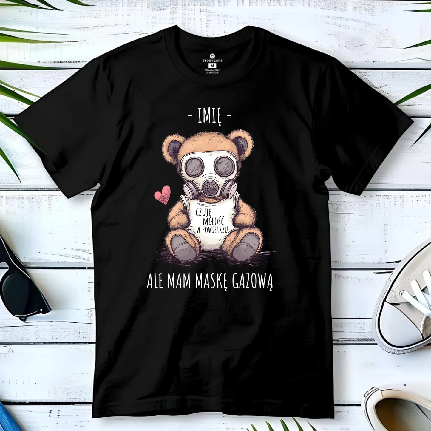 Koszulka męska - Miś w masce gazowej - Czuję miłość w powietrzu - personalizowana W38 - StoryCups.pl