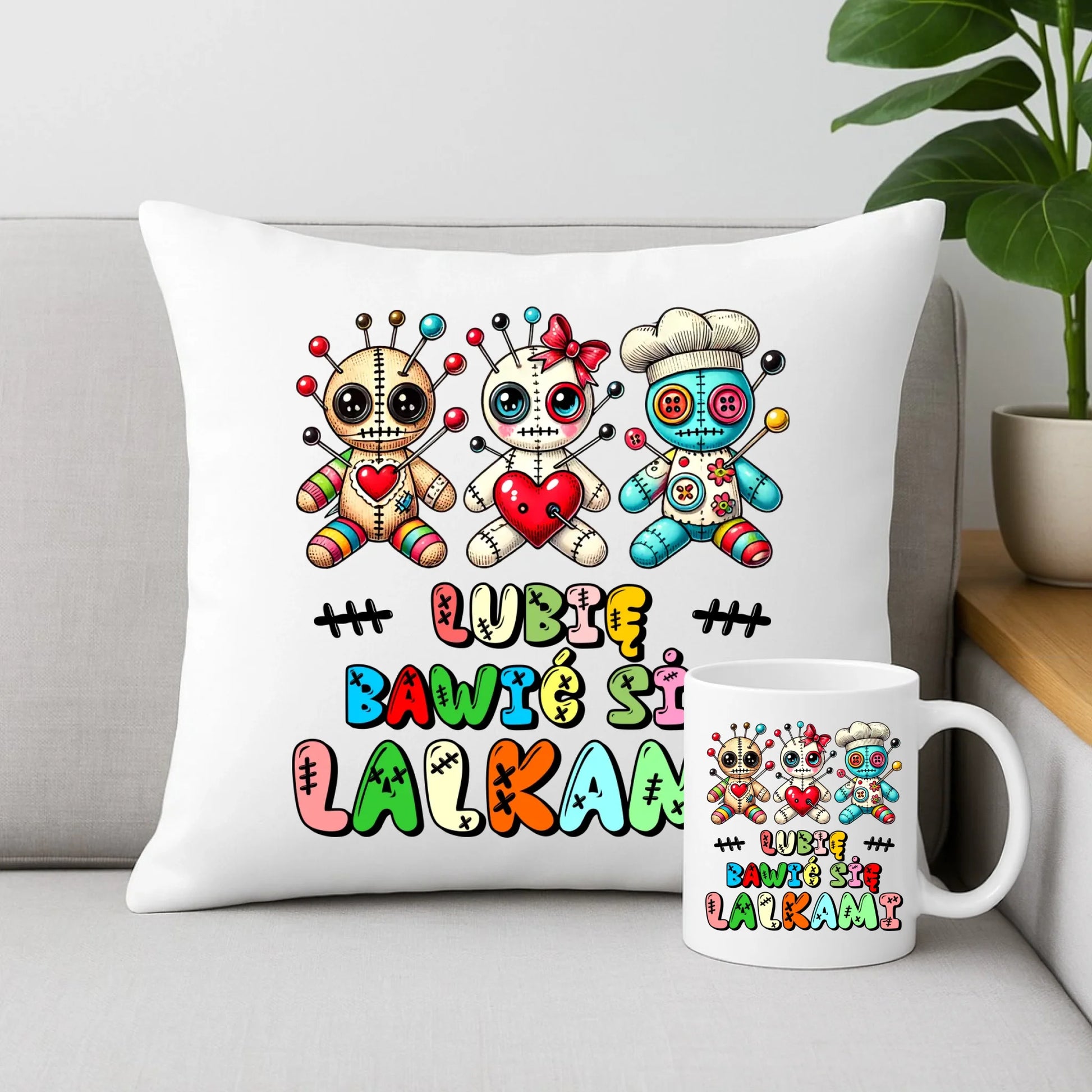 Zestaw poduszka i kubek - Voodoo Lubię bawić się lalkami W52 - StoryCups.pl