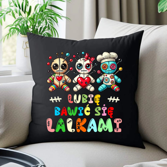Poduszka dekoracyjna - Voodoo Lubię bawić się lalkami W52 - StoryCups.pl