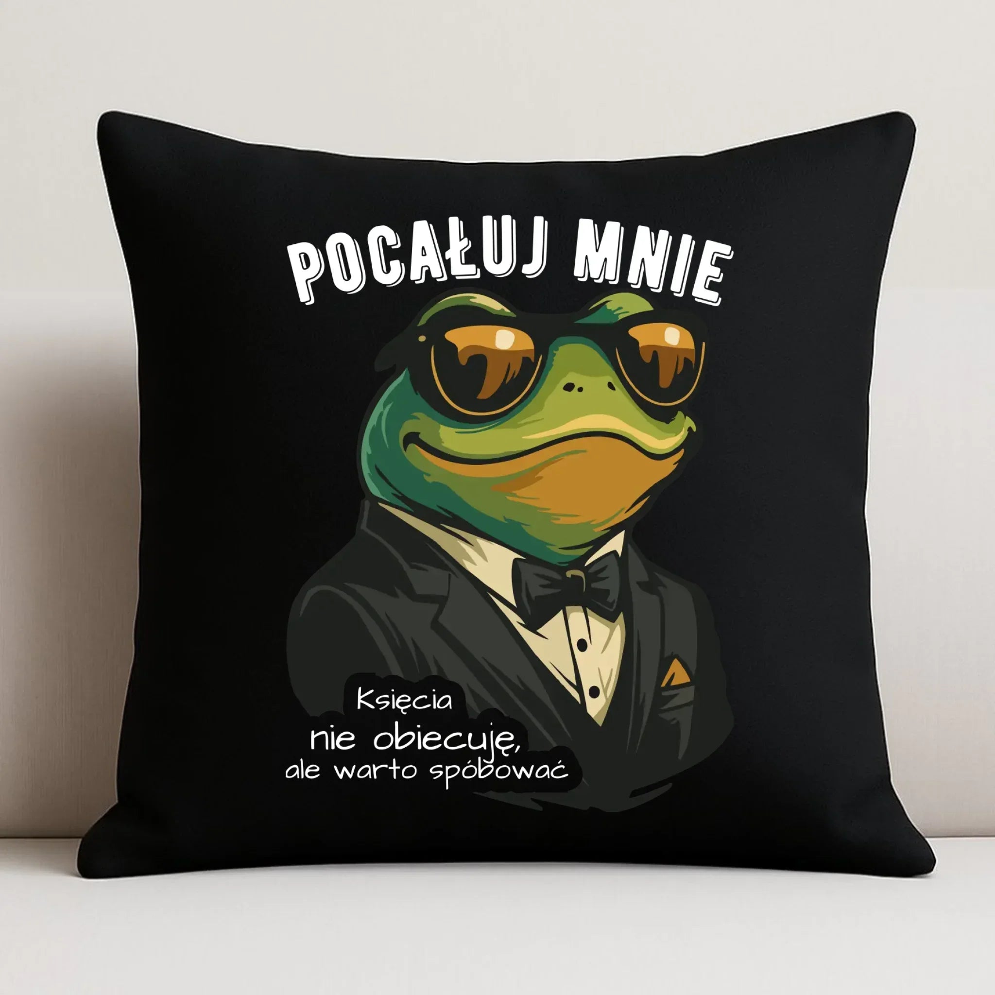 Poduszka dekoracyjna - Żaba w garniturze pocałuj mnie W55 - StoryCups.pl