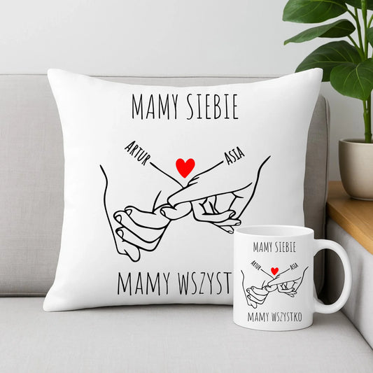 Zestaw poduszka i kubek dla par - Zaplecione ręce mamy siebie mamy wszystko - personalizowany W63 - StoryCups.pl
