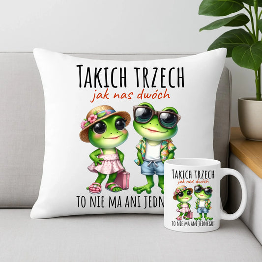 Zestaw poduszka i kubek dla par - Żabki Takich trzech jak nas dwóch DCH11 - StoryCups.pl