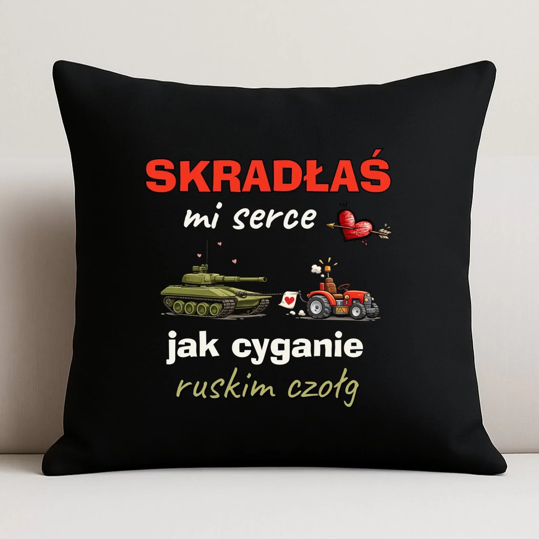 Poduszka dekoracyjna - Skradłaś mi serce jak cyganie ruskim czołg W76 - StoryCups.pl