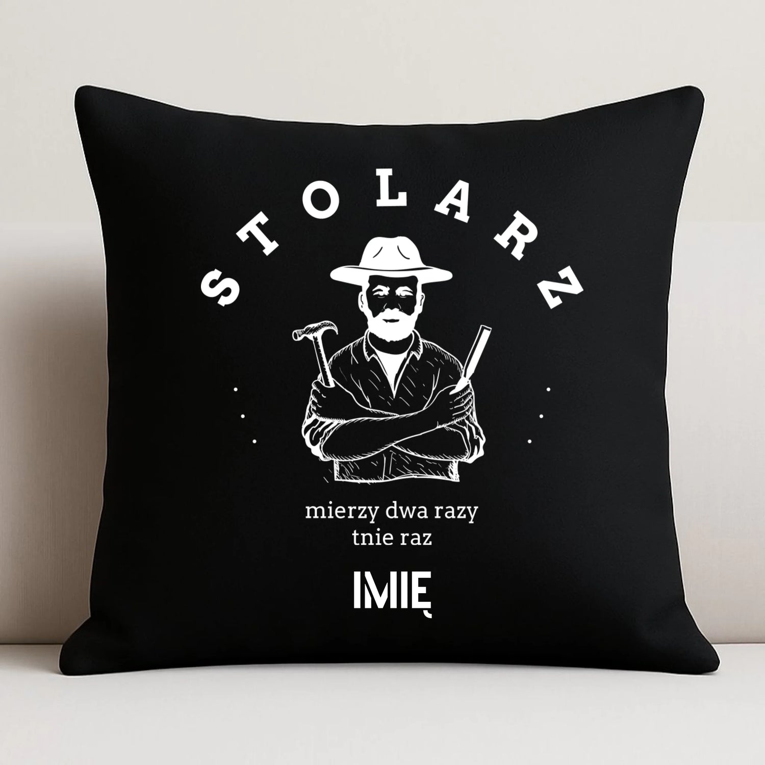 Poduszka dekoracyjna dla stolarza - Mierzy dwa razy tnie raz - personalizowana ZS02 - StoryCups.pl