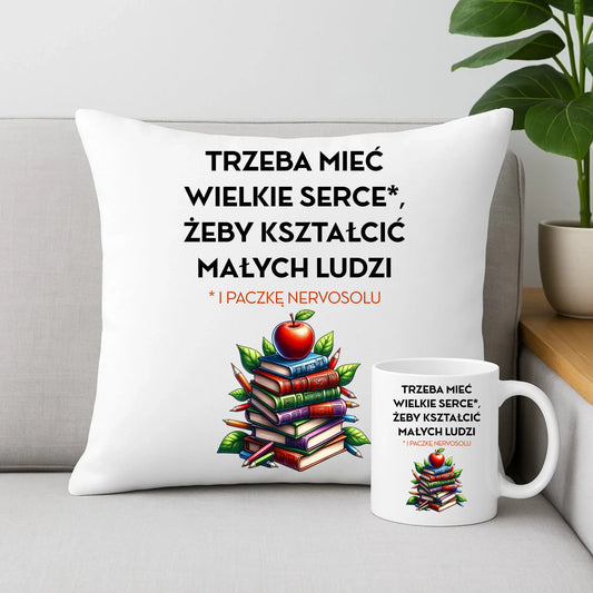 Zestaw poduszka i kubek dla nauczyciela - Trzeba mieć wielkie serce i paczkę nervosolu N73 - StoryCups.pl