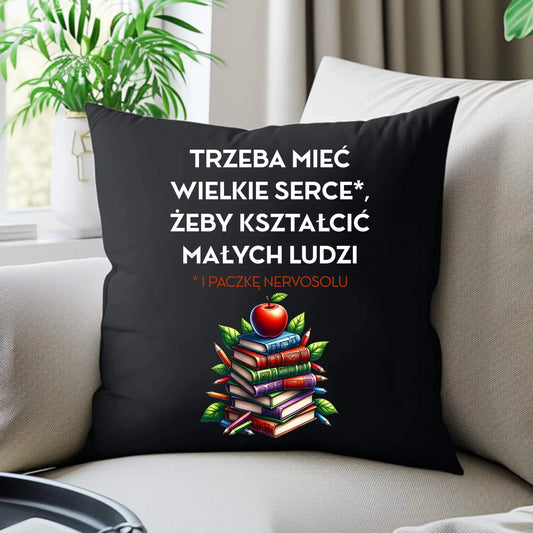 Poduszka dekoracyjna dla nauczyciela - Trzeba mieć wielkie serce i paczkę nervosolu N73 - StoryCups.pl