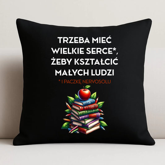 Poduszka dekoracyjna dla nauczyciela - Trzeba mieć wielkie serce i paczkę nervosolu N73 - StoryCups.pl