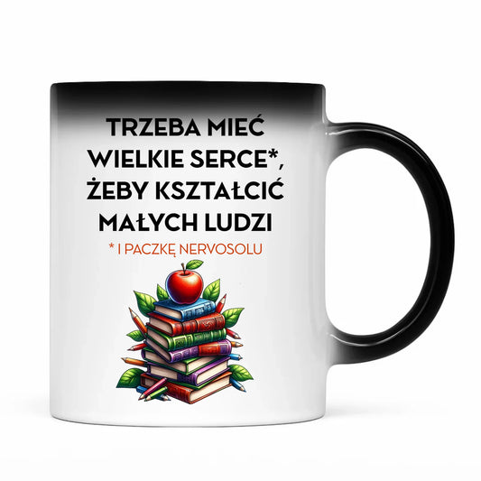 Kubek magiczny dla nauczyciela - Trzeba mieć wielkie serce i paczkę nervosolu N73 - StoryCups.pl