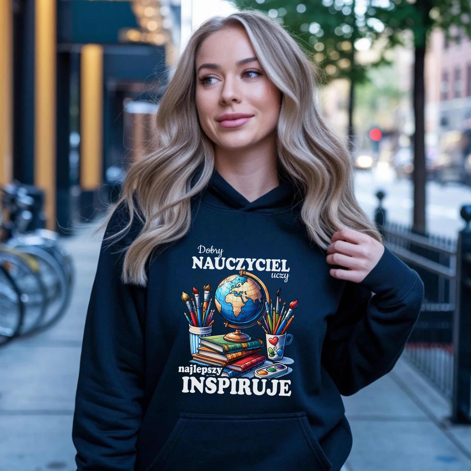 Bluza z kapturem dla nauczycielki - Dobry nauczyciel uczy najlepszy inspiruje N72 - StoryCups.pl