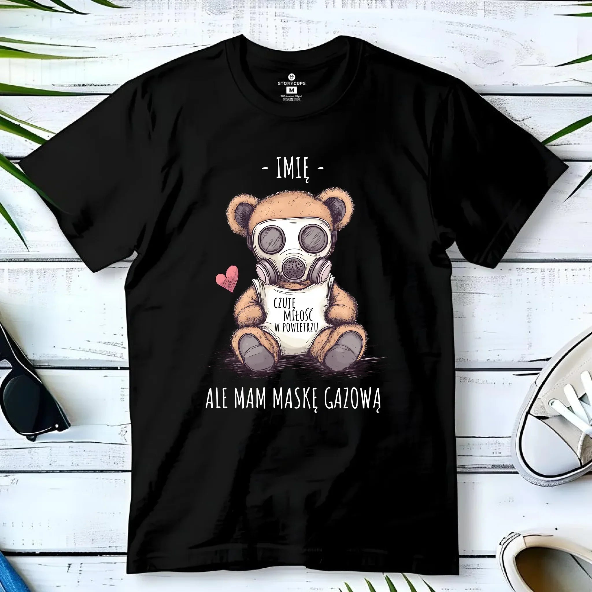 Koszulka dziecięca - Miś w masce gazowej - Czuję miłość w powietrzu - personalizowana W38 - StoryCups.pl