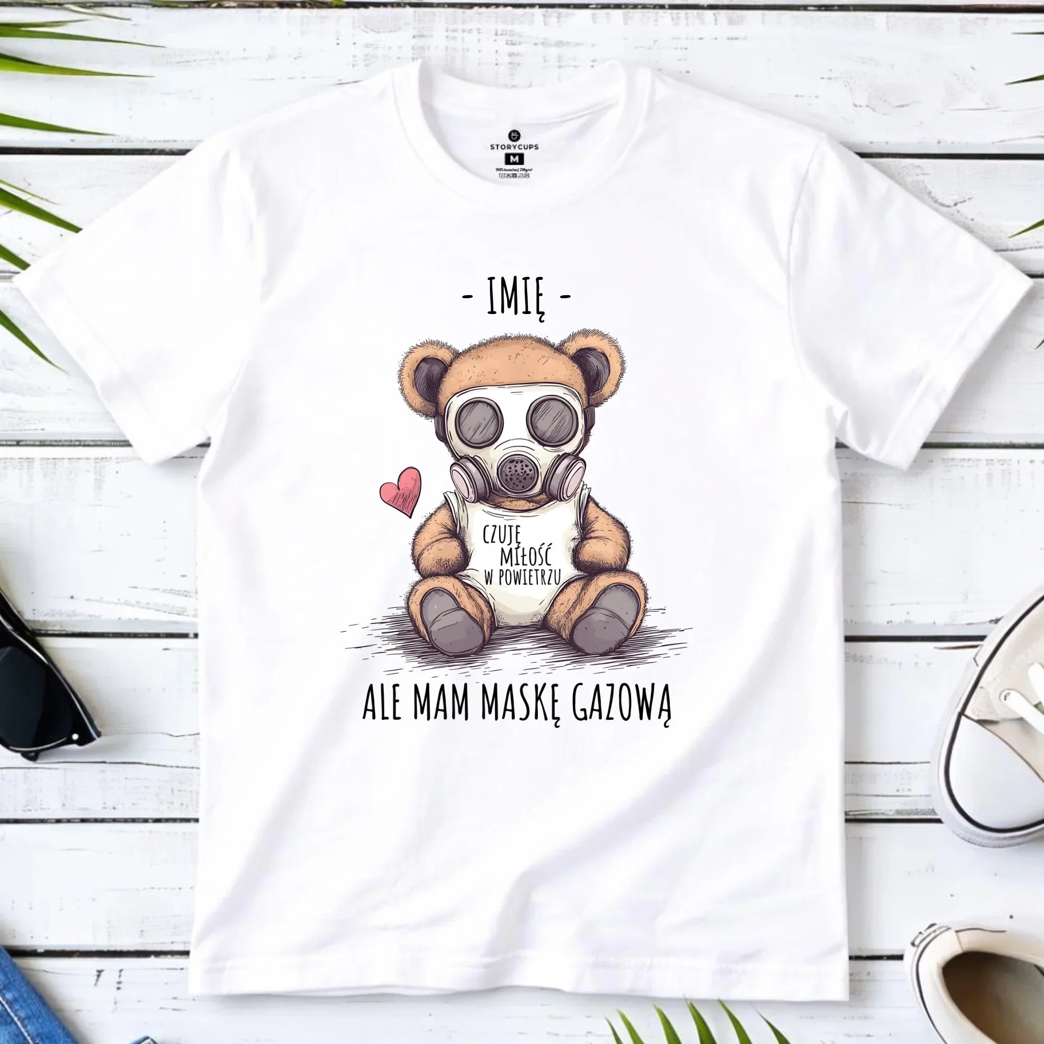 Koszulka dziecięca - Miś w masce gazowej - Czuję miłość w powietrzu - personalizowana W38 - StoryCups.pl