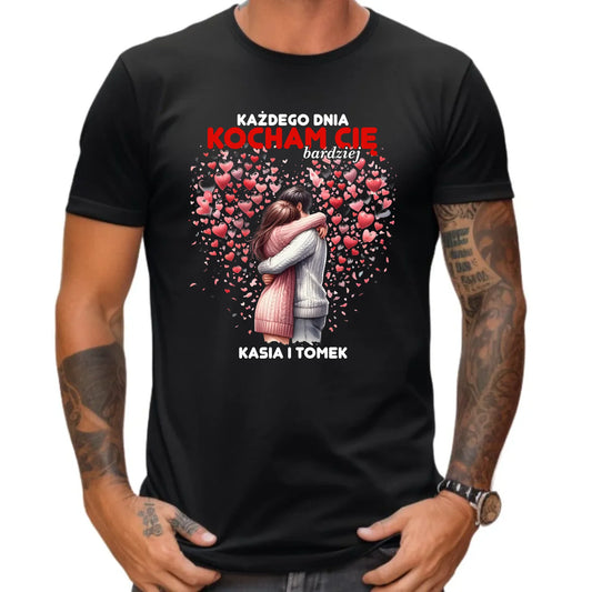 Koszulka męska - Każdego dnia kocham Cię bardziej - personalizowana W09 - StoryCups.pl