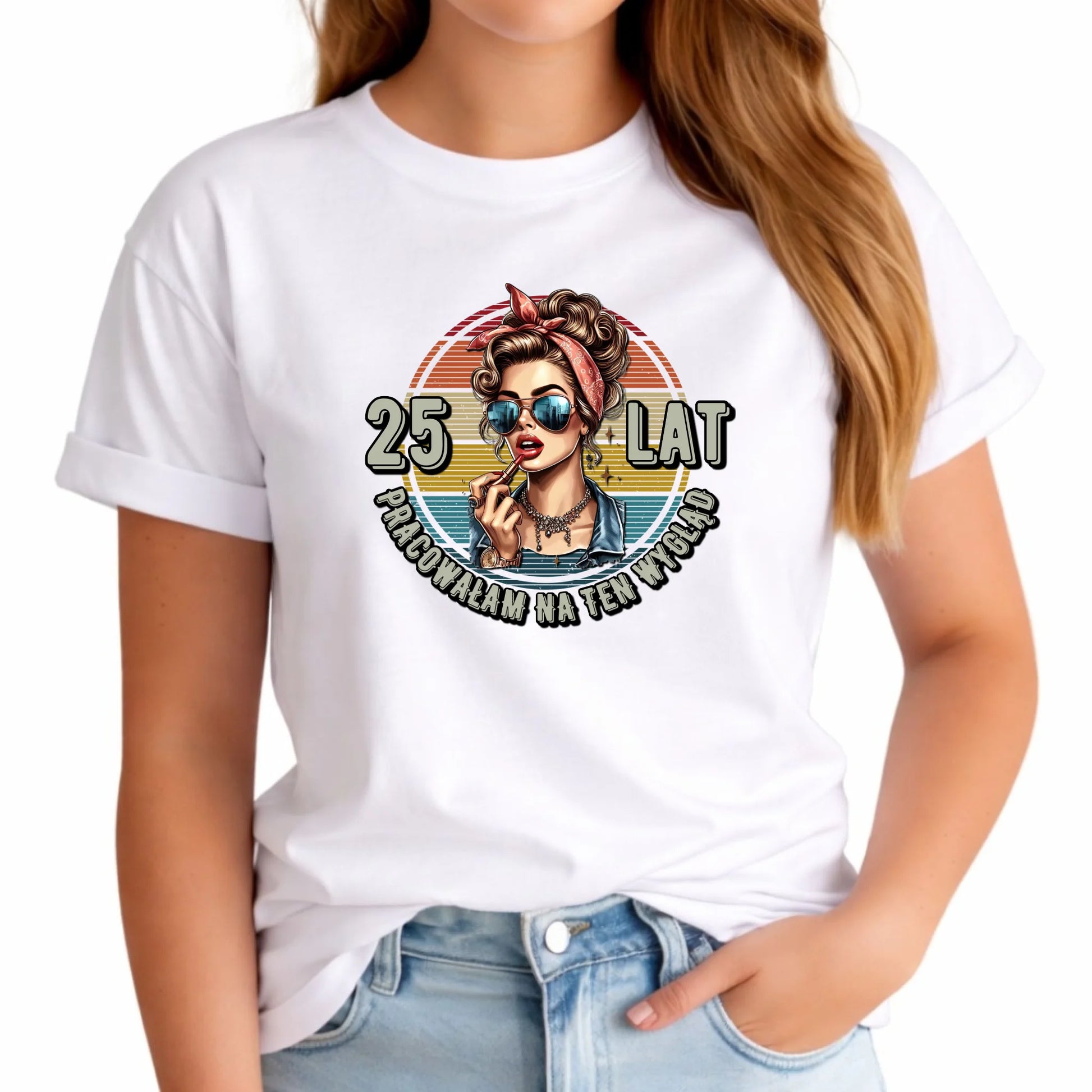 Pracowałam na ten wygląd personalizacja | Koszulka damska prezent na urodziny U15 - StoryCups.pl