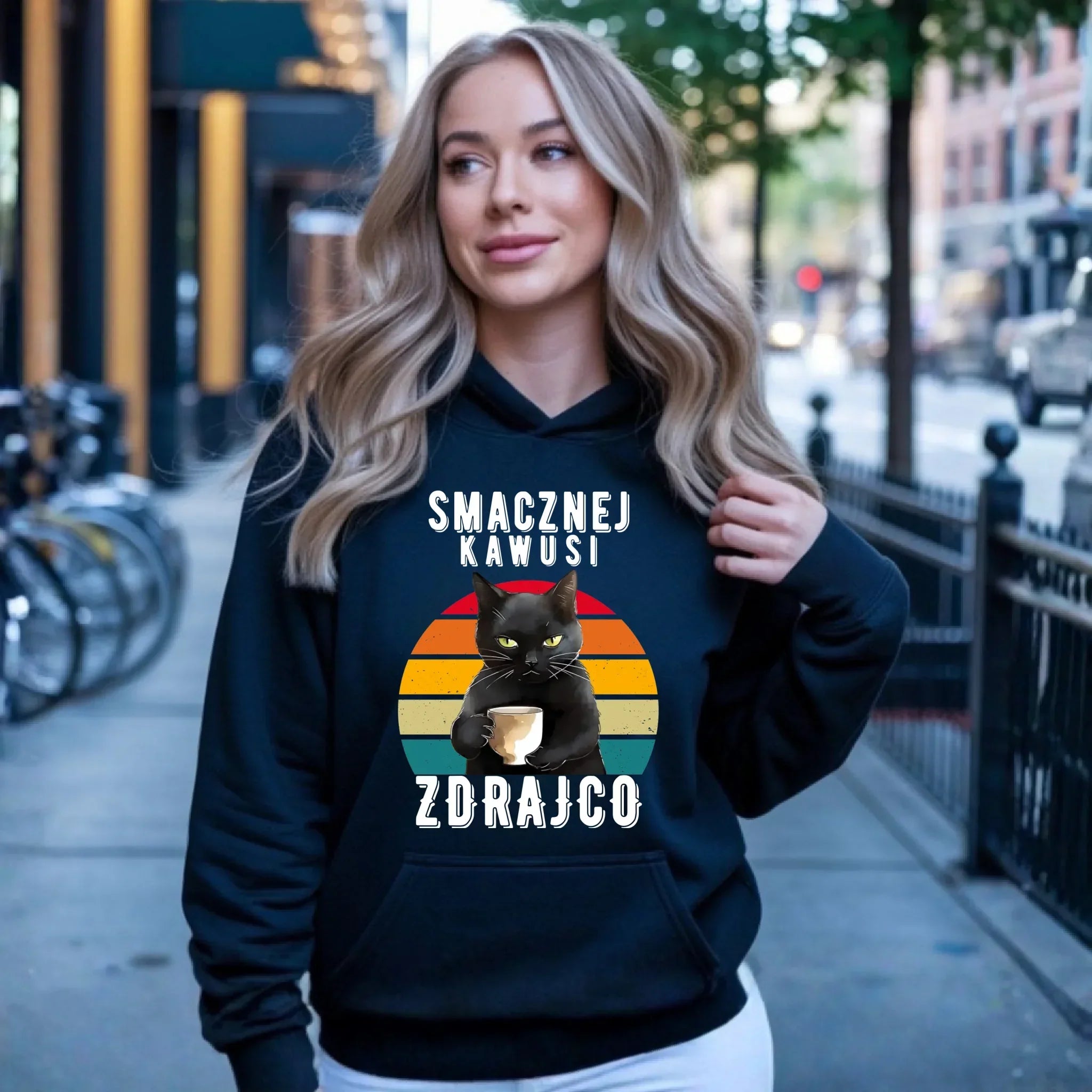 Bluza damska z kapturem na odejście z pracy - Smacznej kawusi zdrajco OP03 - StoryCups.pl