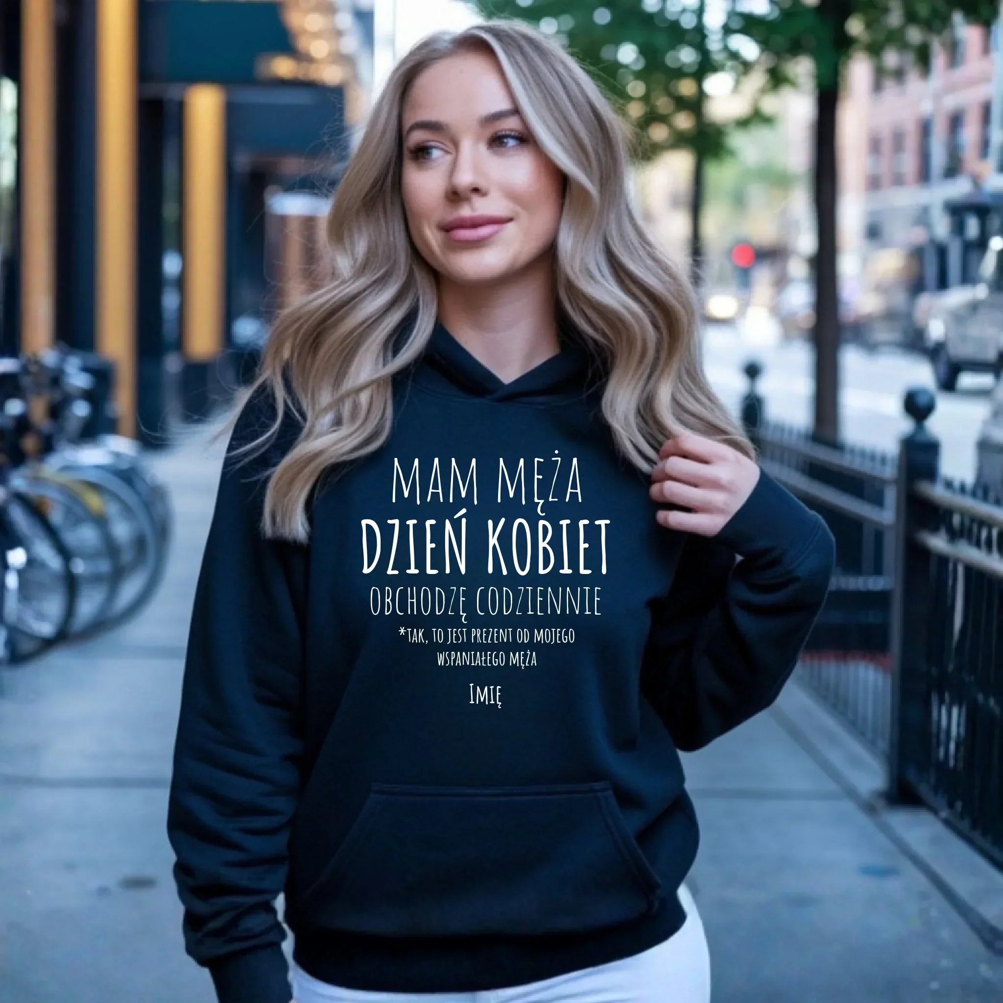 Bluza damska z kapturem - prezent dla żony - Mam męża Dzień Kobiet obchodzę codziennie - personalizowana Ż01 - StoryCups.pl