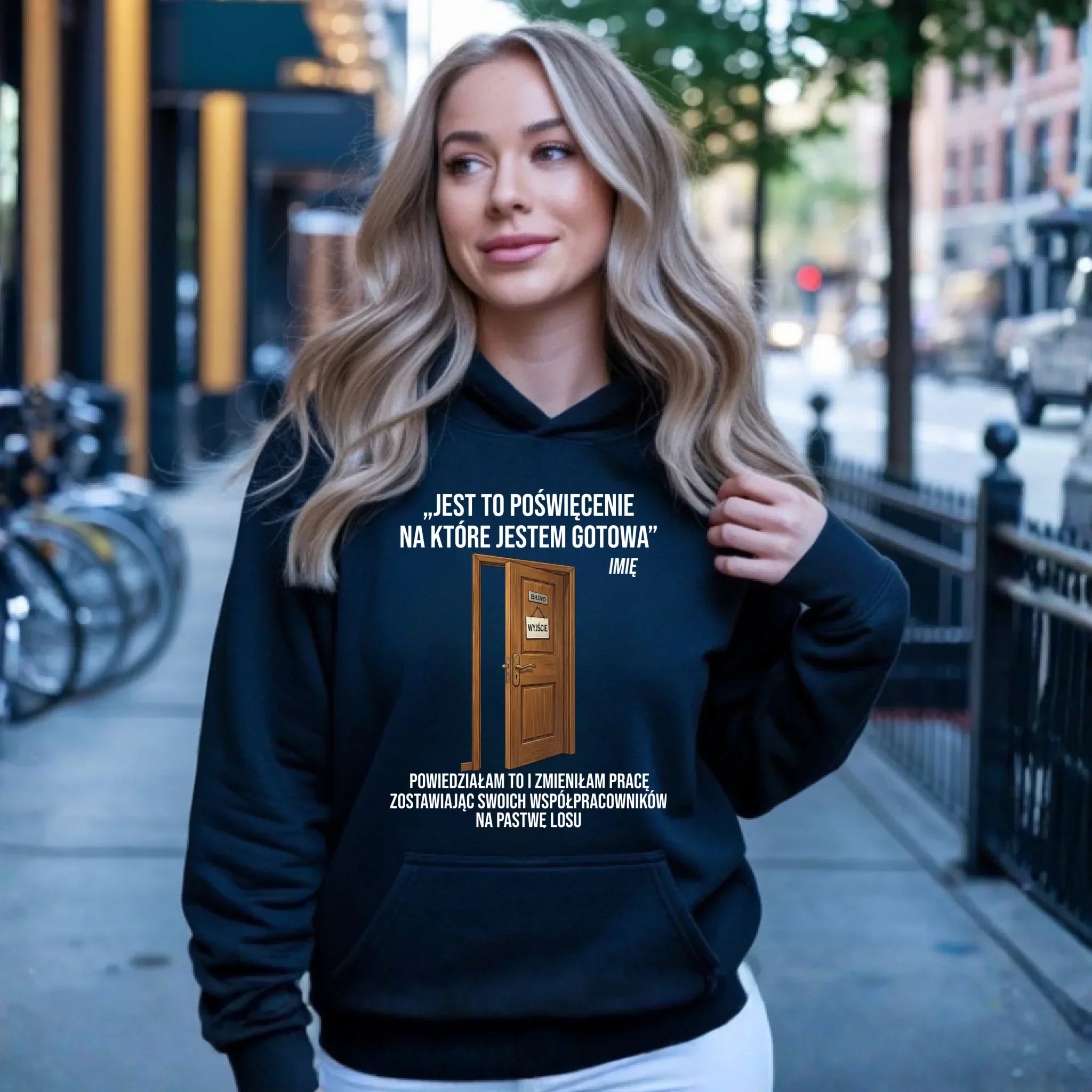 Bluza damska z kapturem na odejście z pracy - Poświęcenie, na które jestem gotowa - personalizowana OP02 - StoryCups.pl