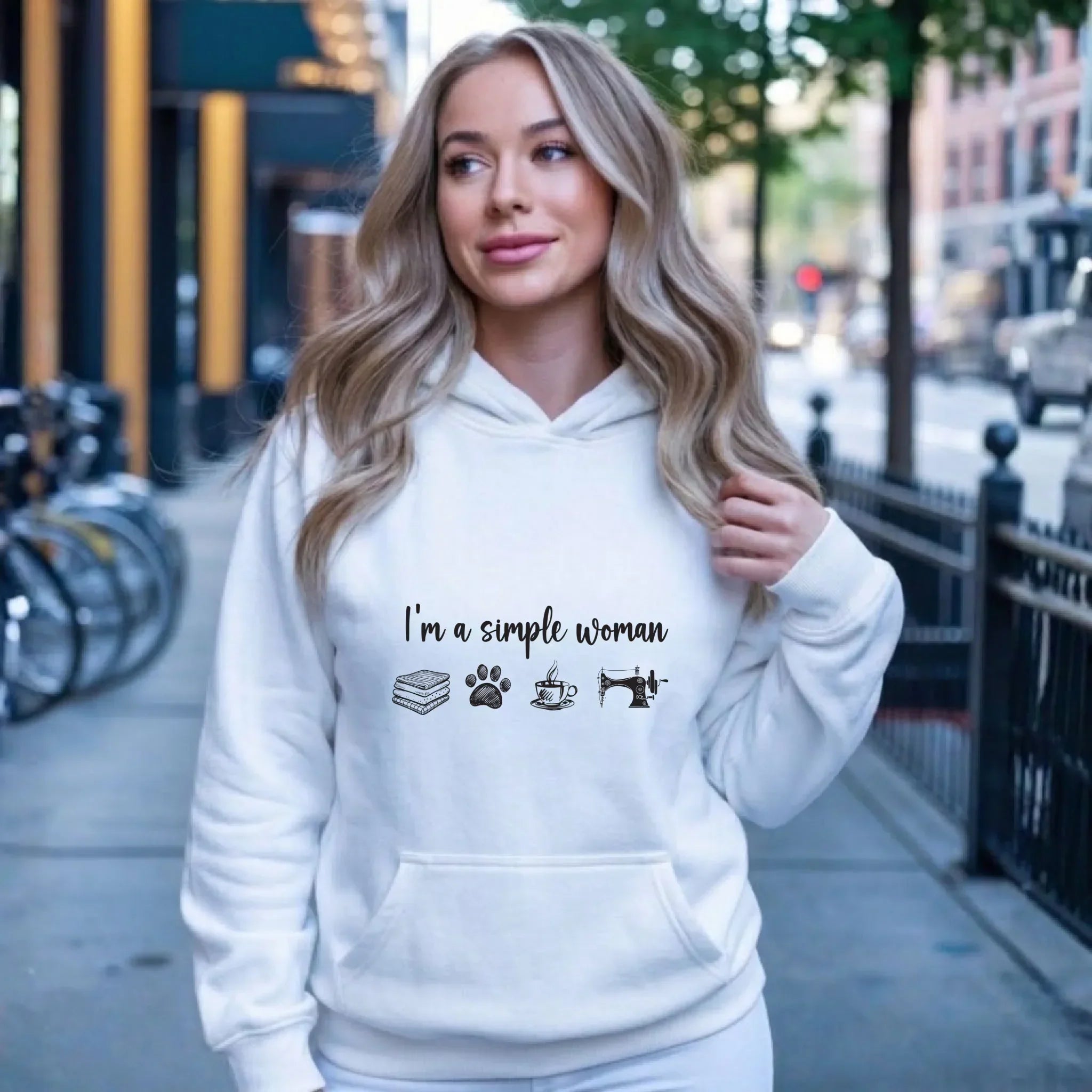 Bluza damska z kapturem szyciowa dla krawcowej - I'm a simple woman HS20 - StoryCups.pl