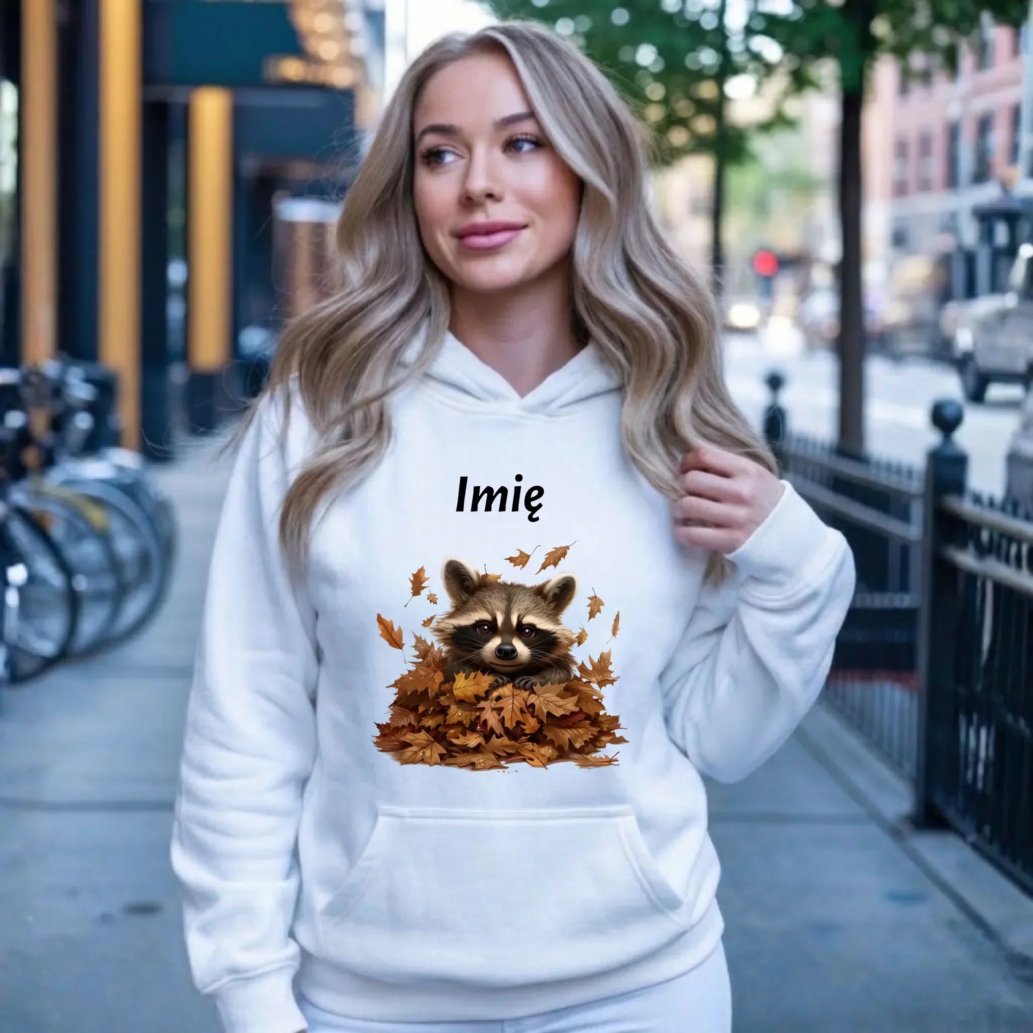 Bluza damska z kapturem jesienna - Szop w liściach - personalizowana JS24 - StoryCups.pl