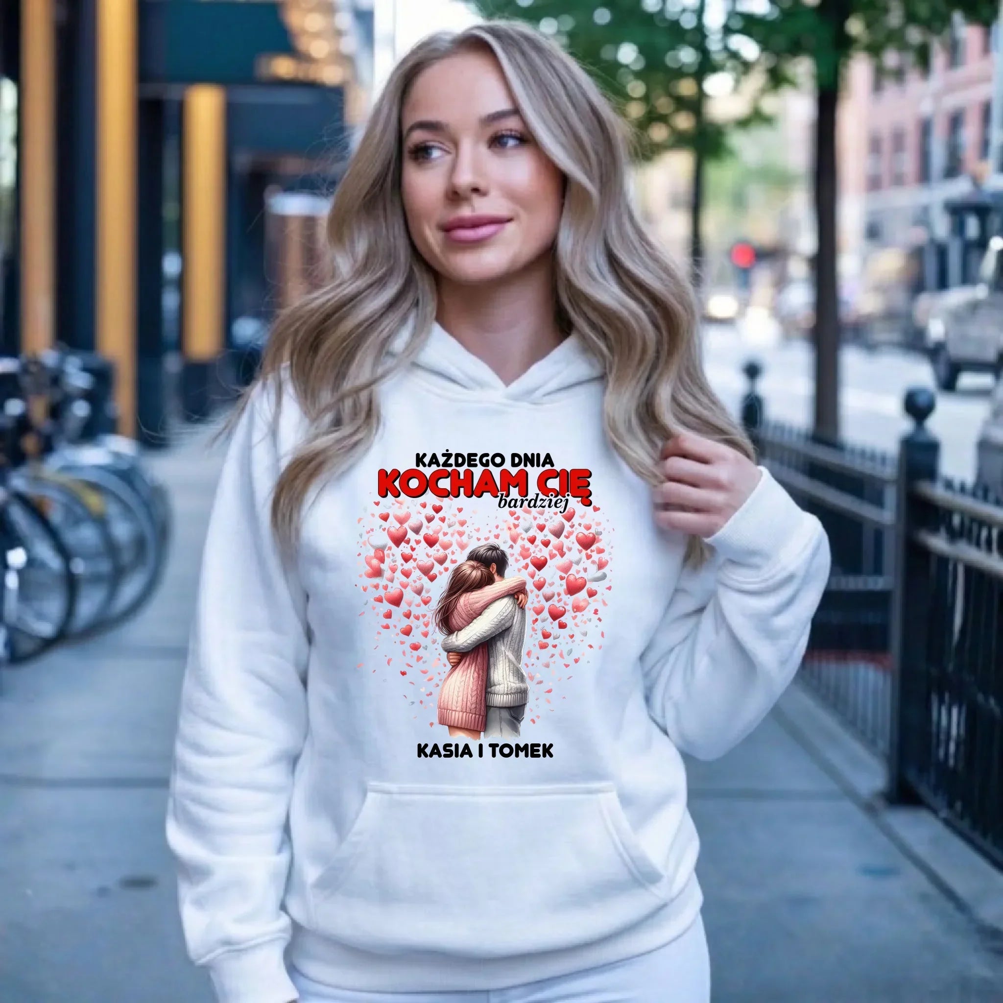 Bluza damska z kapturem dla par - Każdego dnia kocham Cię bardziej - personalizowana W09 - StoryCups.pl