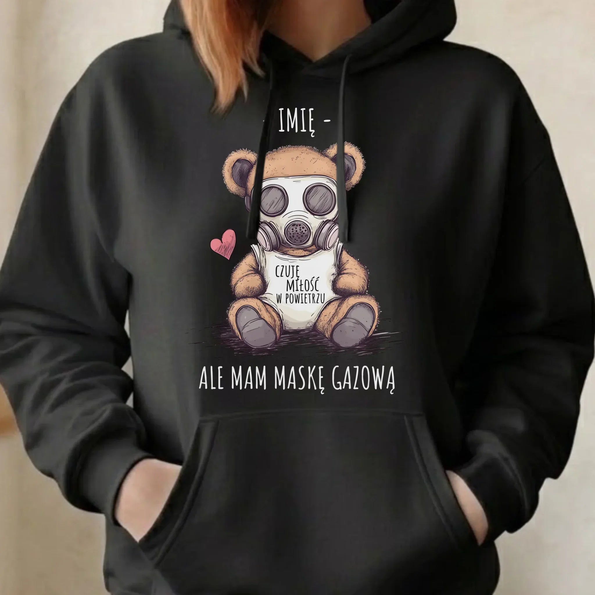 Bluza damska z kapturem - Miś w masce gazowej - Czuję miłość w powietrzu - personalizowana W38 - StoryCups.pl