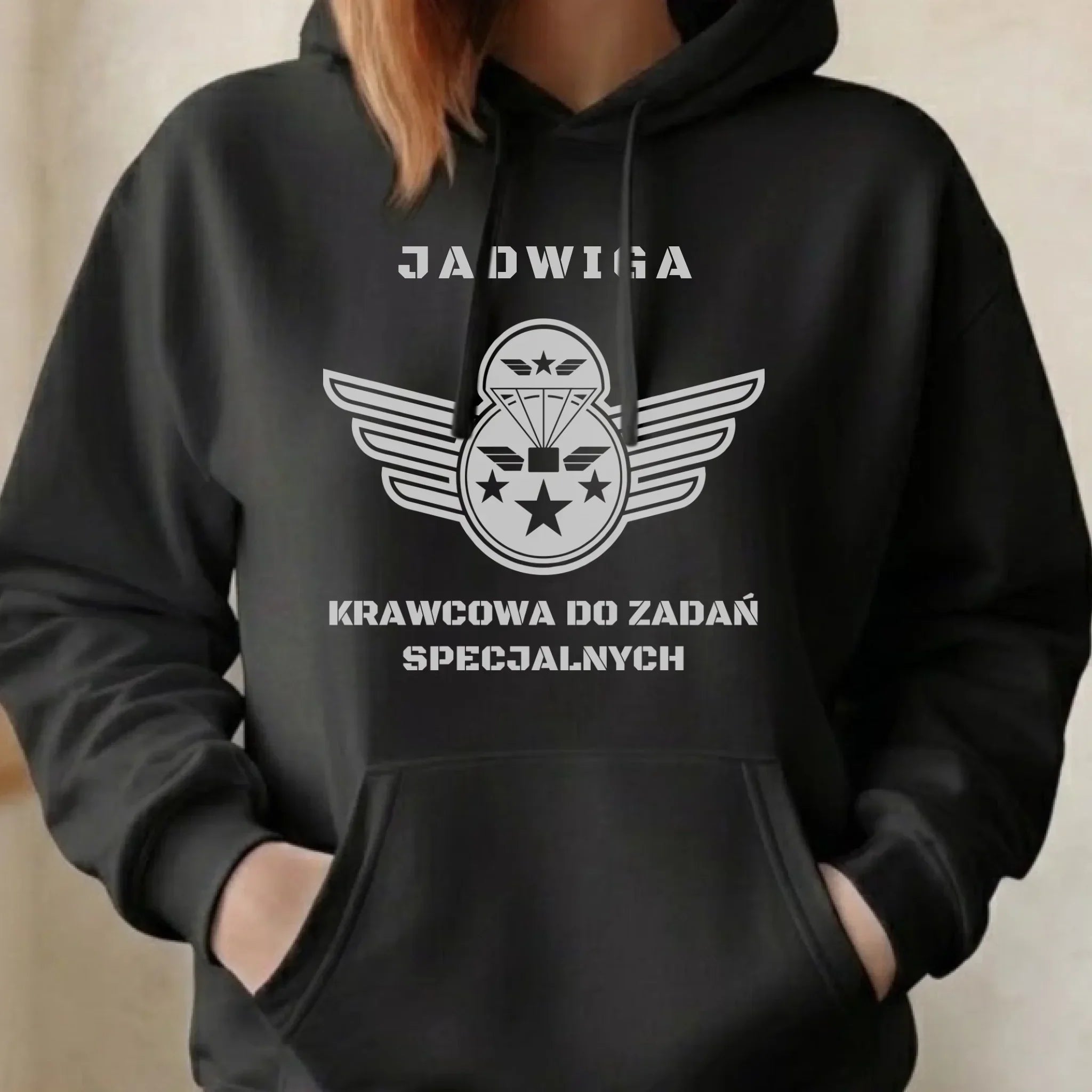 Bluza damska z kapturem szyciowa dla krawcowej - Krawcowa do zadań specjalnych HS38 - StoryCups.pl