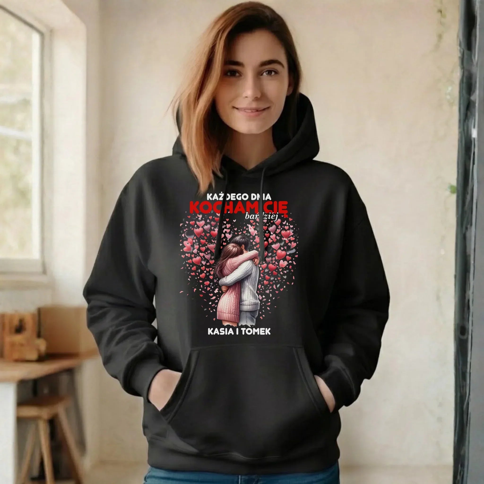 Bluza damska z kapturem dla par - Każdego dnia kocham Cię bardziej - personalizowana W09 - StoryCups.pl