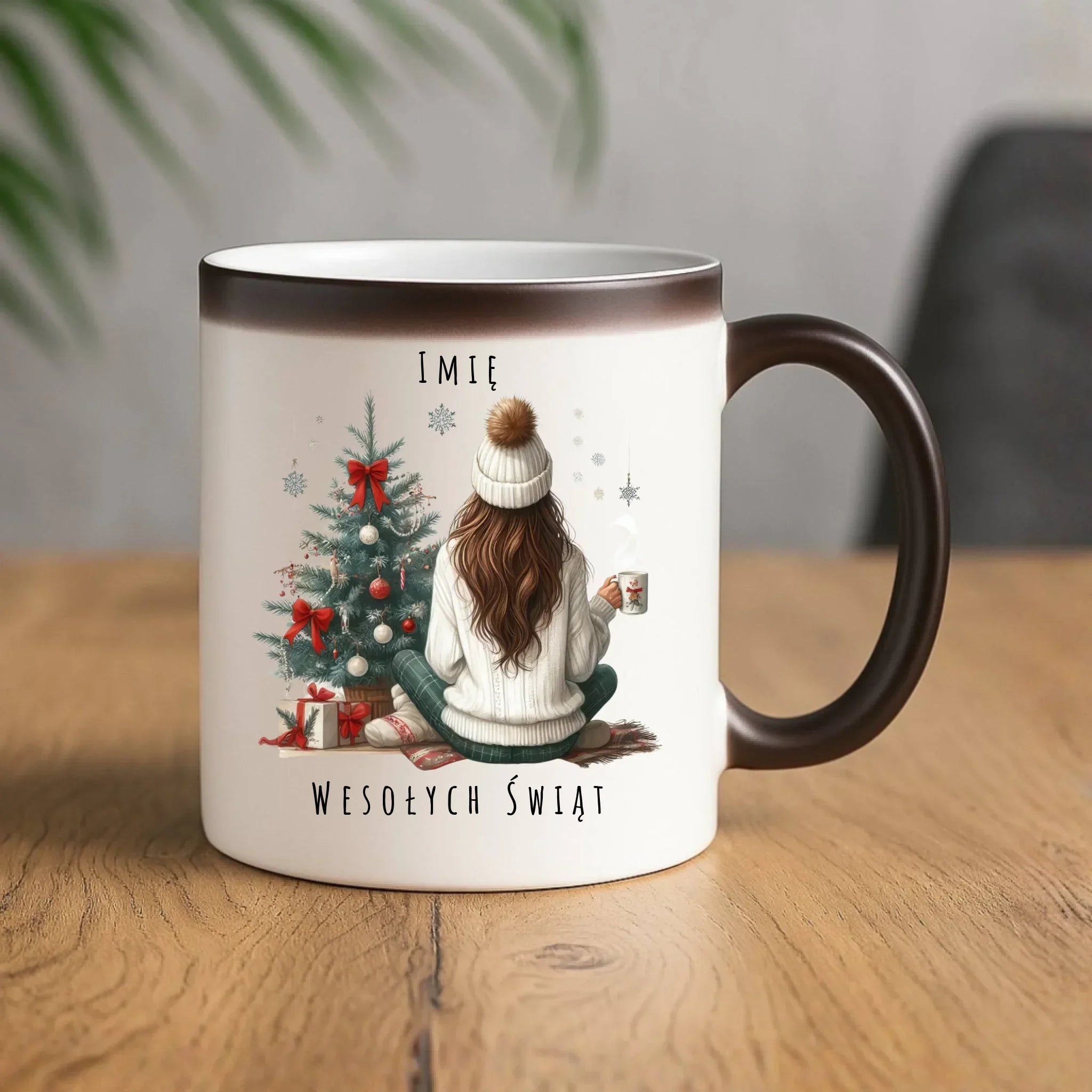 Kubek magiczny świąteczny - Dziewczyna przy choince - personalizowany BN15 - StoryCups.pl