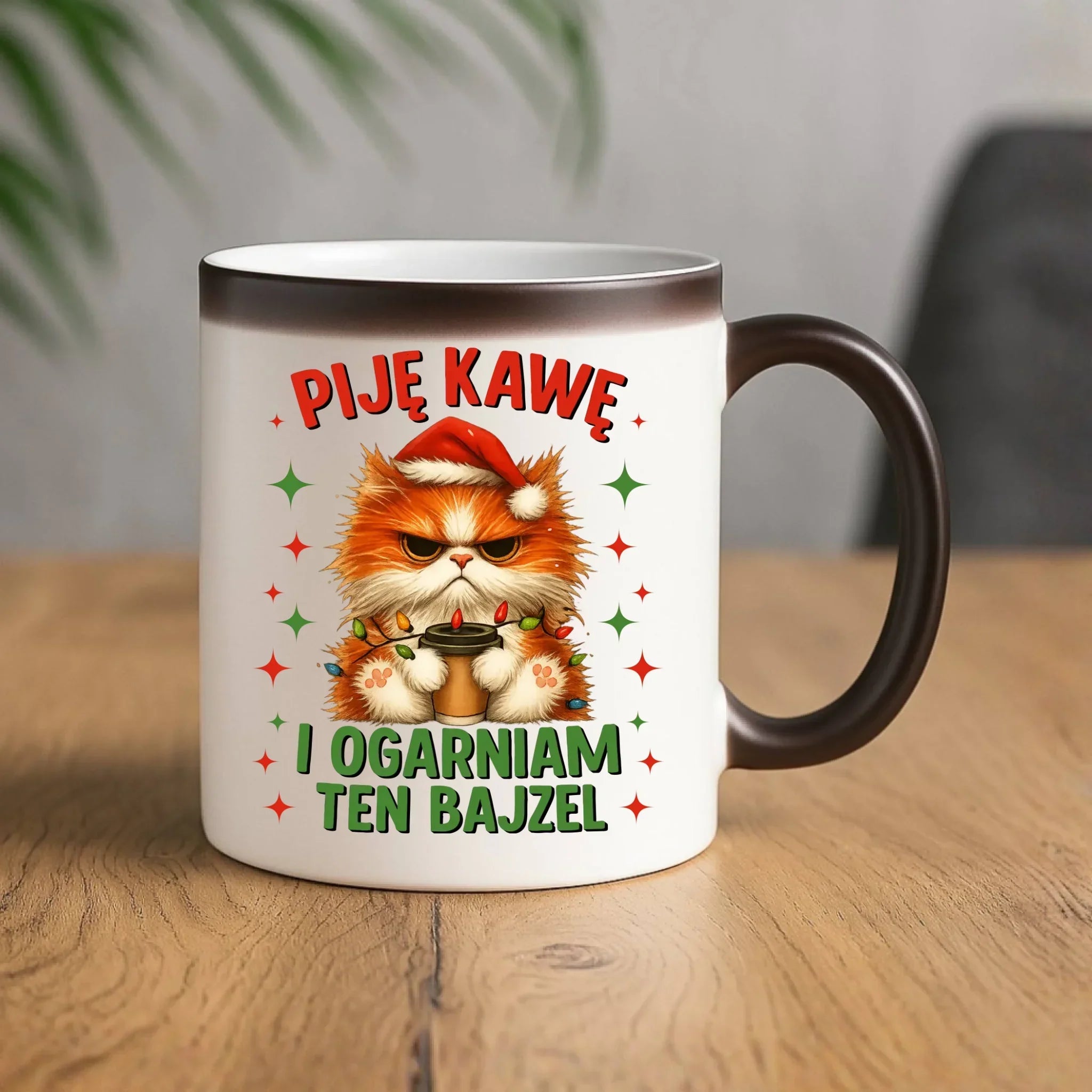 Kubek magiczny świąteczny - Kot Piję kawę i ogarniam ten bajzel BN39 - StoryCups.pl