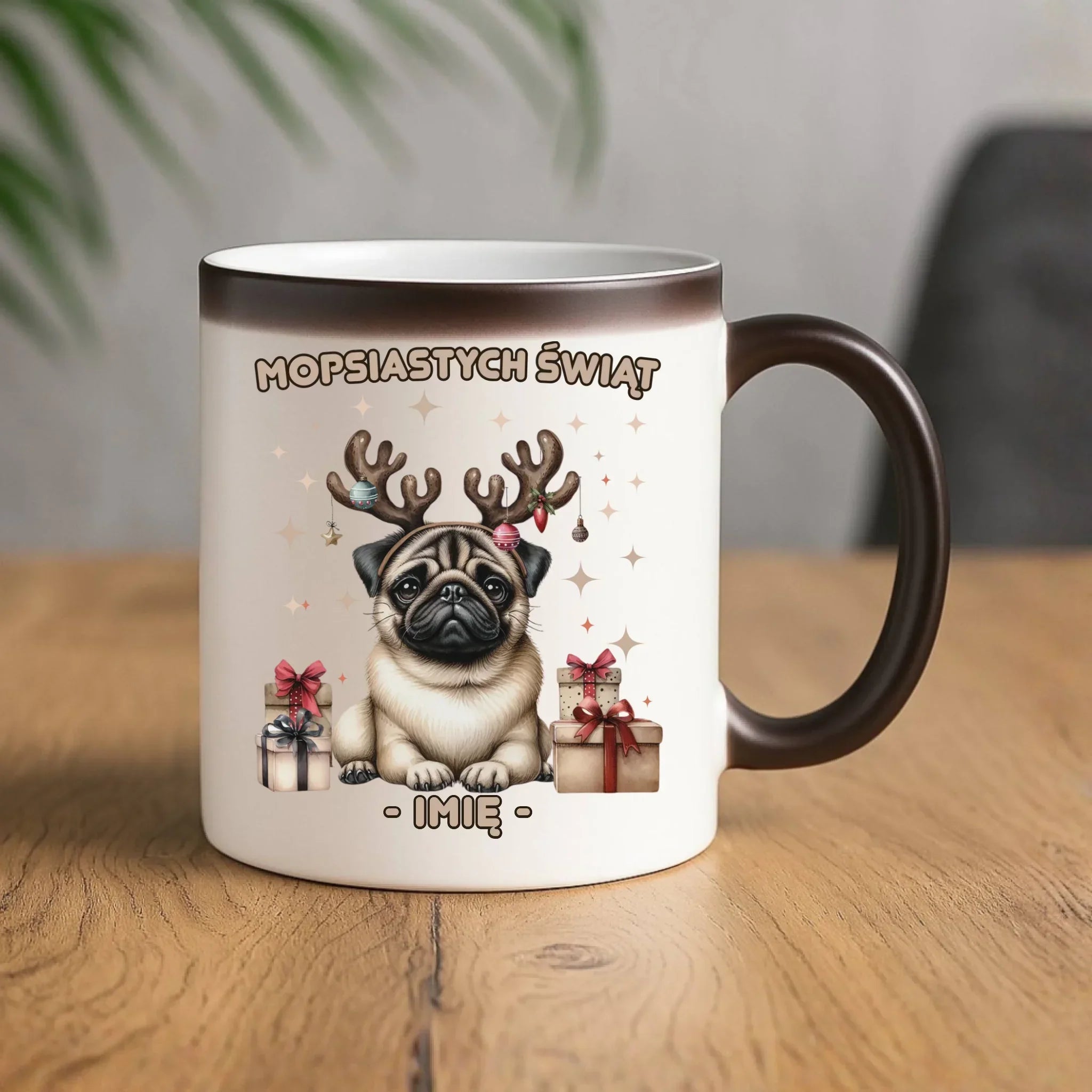 Kubek magiczny świąteczny - Mops Mopsiastych świąt - personalizowany BN91 - StoryCups.pl