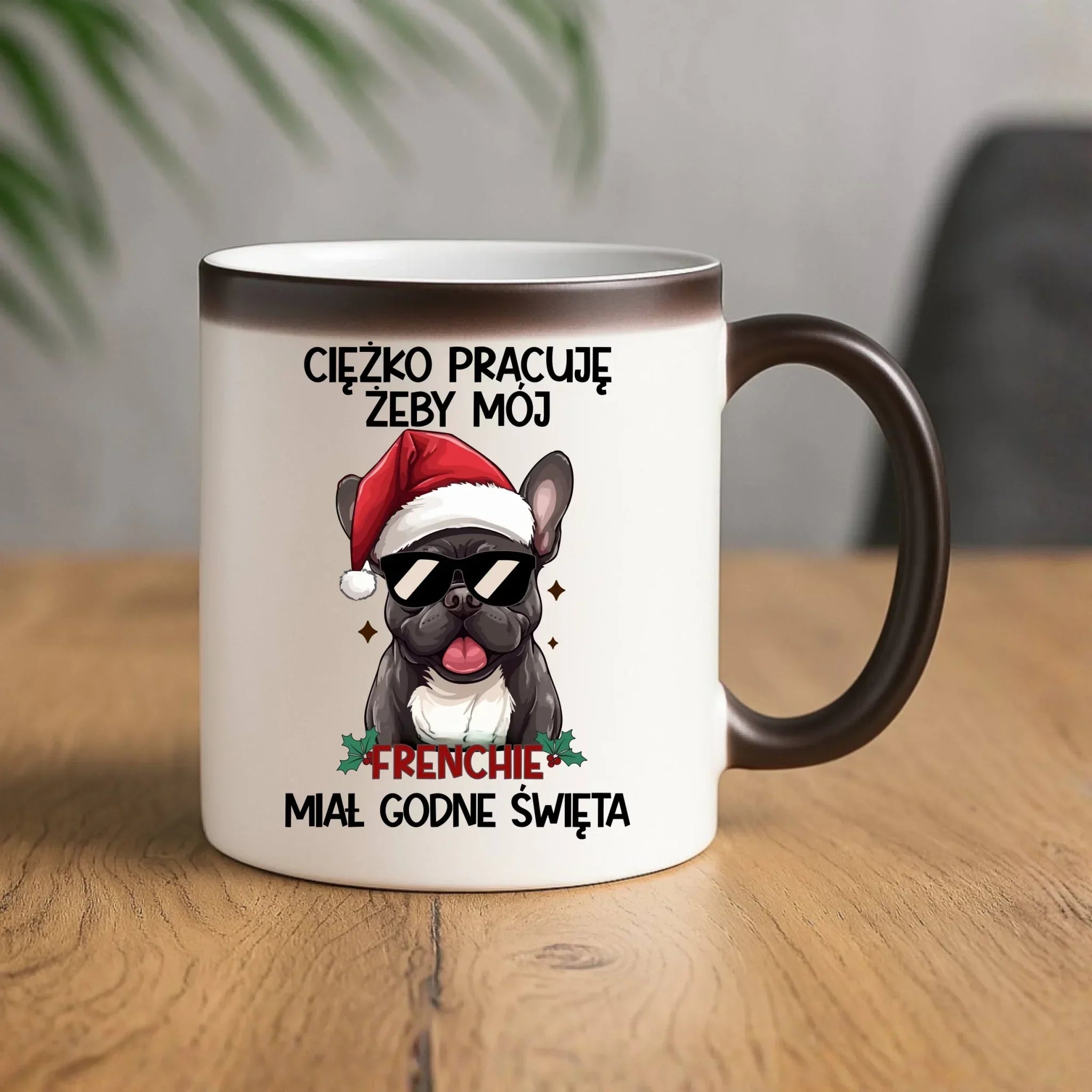 Kubek magiczny świąteczny - Buldożek Francuski - Ciężko pracuję, żeby mój frenchie miał godne święta BN109 - StoryCups.pl