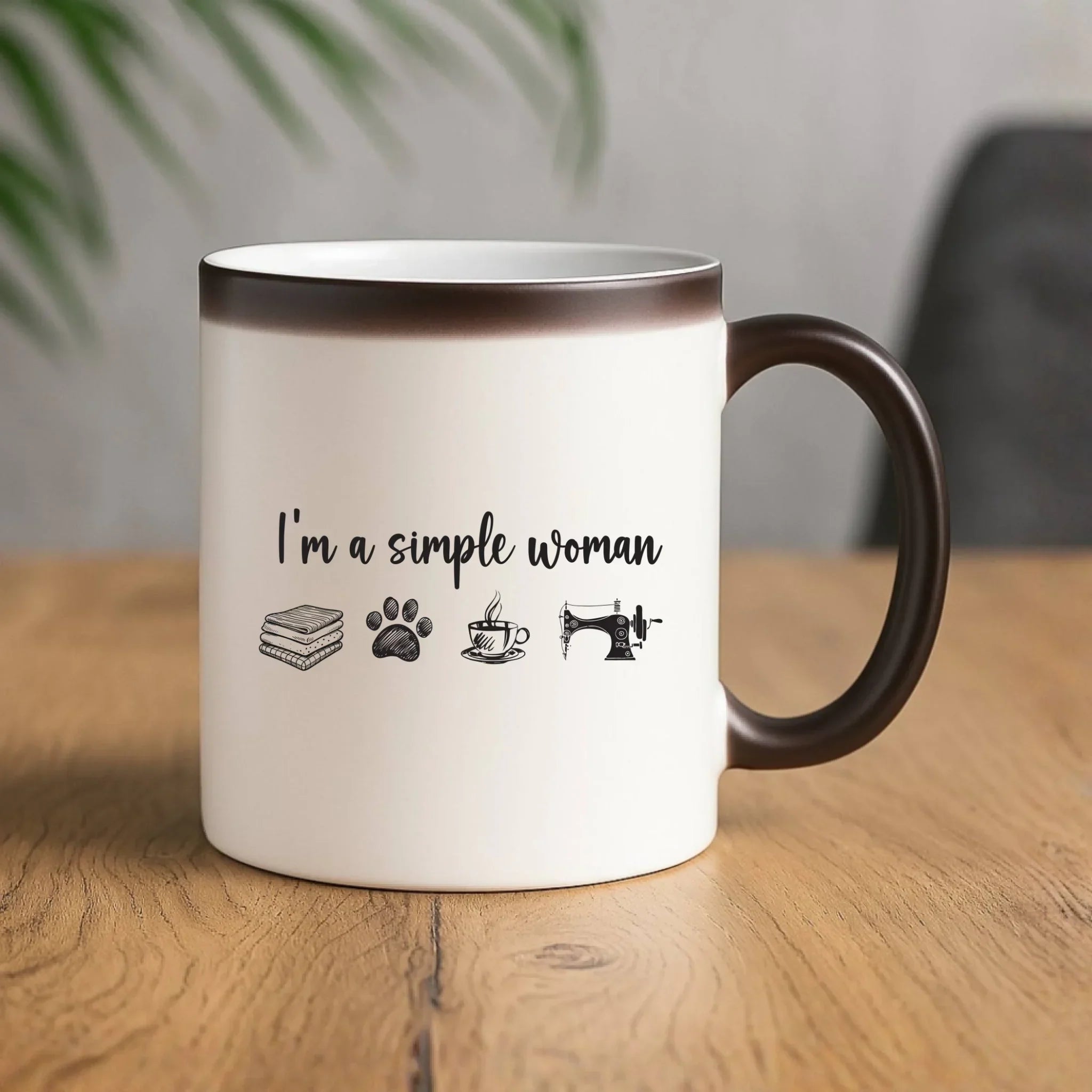 Kubek magiczny szyciowy dla krawcowej - I'm a simple woman HS20 - StoryCups.pl