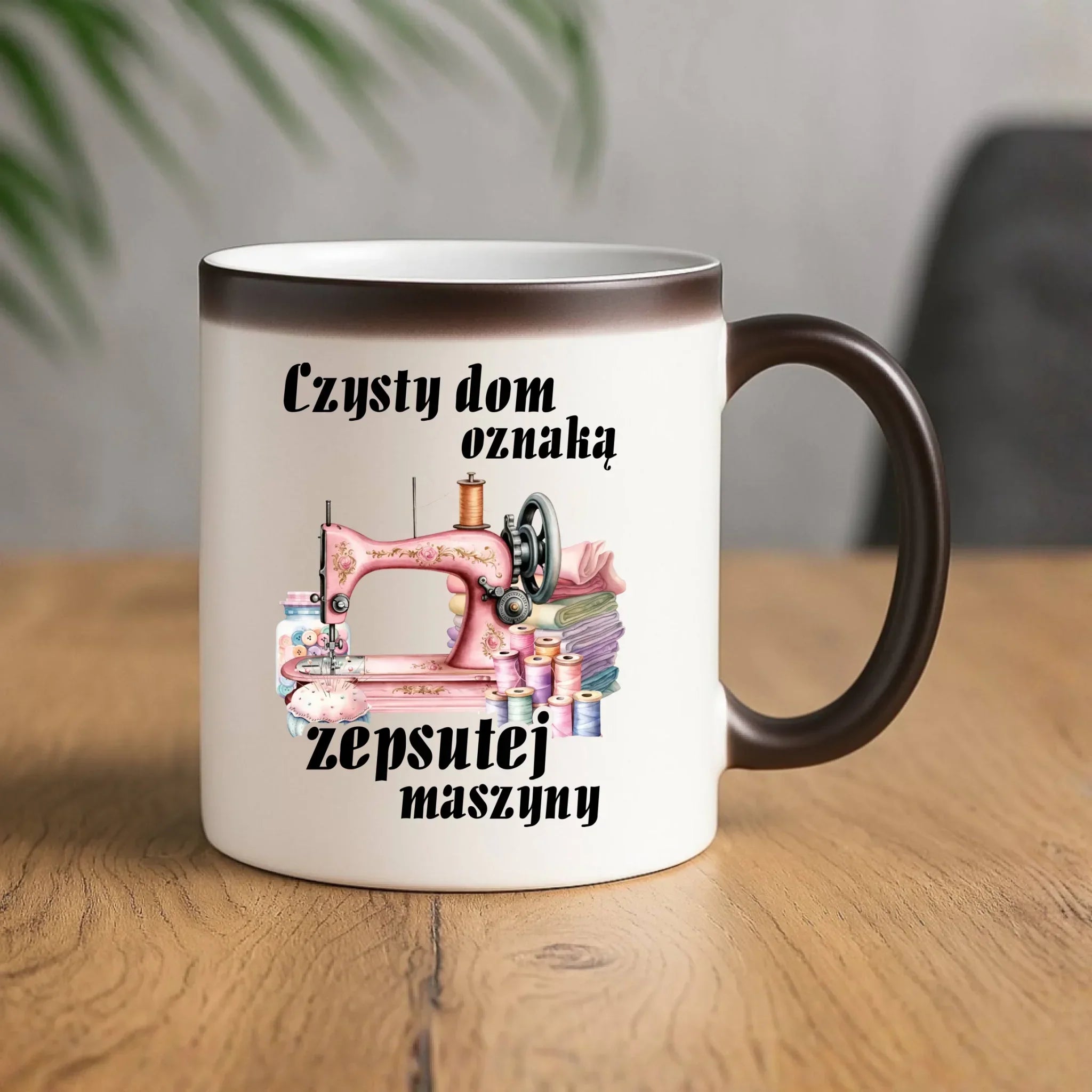 Kubek magiczny szyciowy dla krawcowej - Czysty dom oznaką zepsutej maszyny HS15 - StoryCups.pl