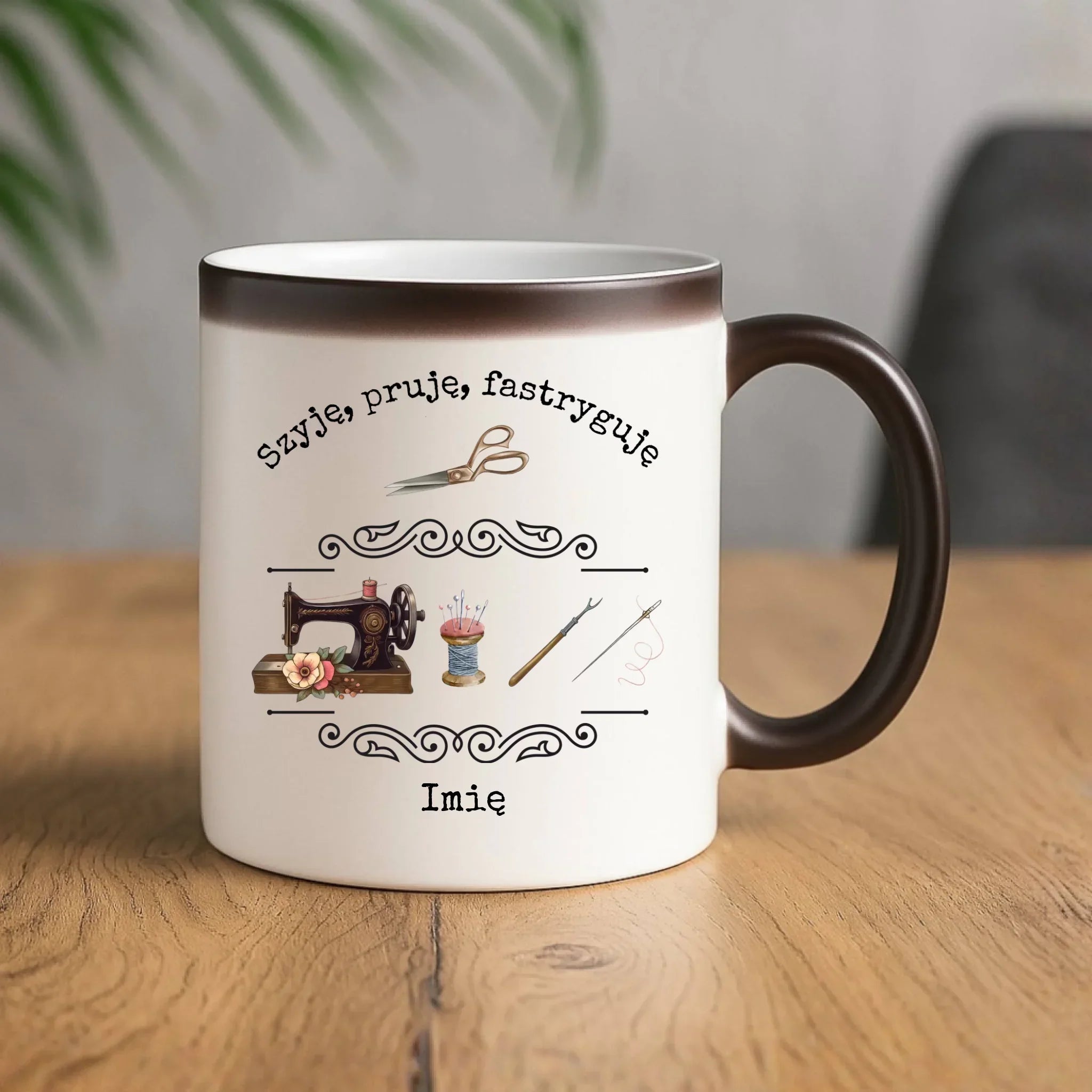 Kubek magiczny szyciowy dla krawcowej - Szyję, pruję, fastryguję HS13 - StoryCups.pl