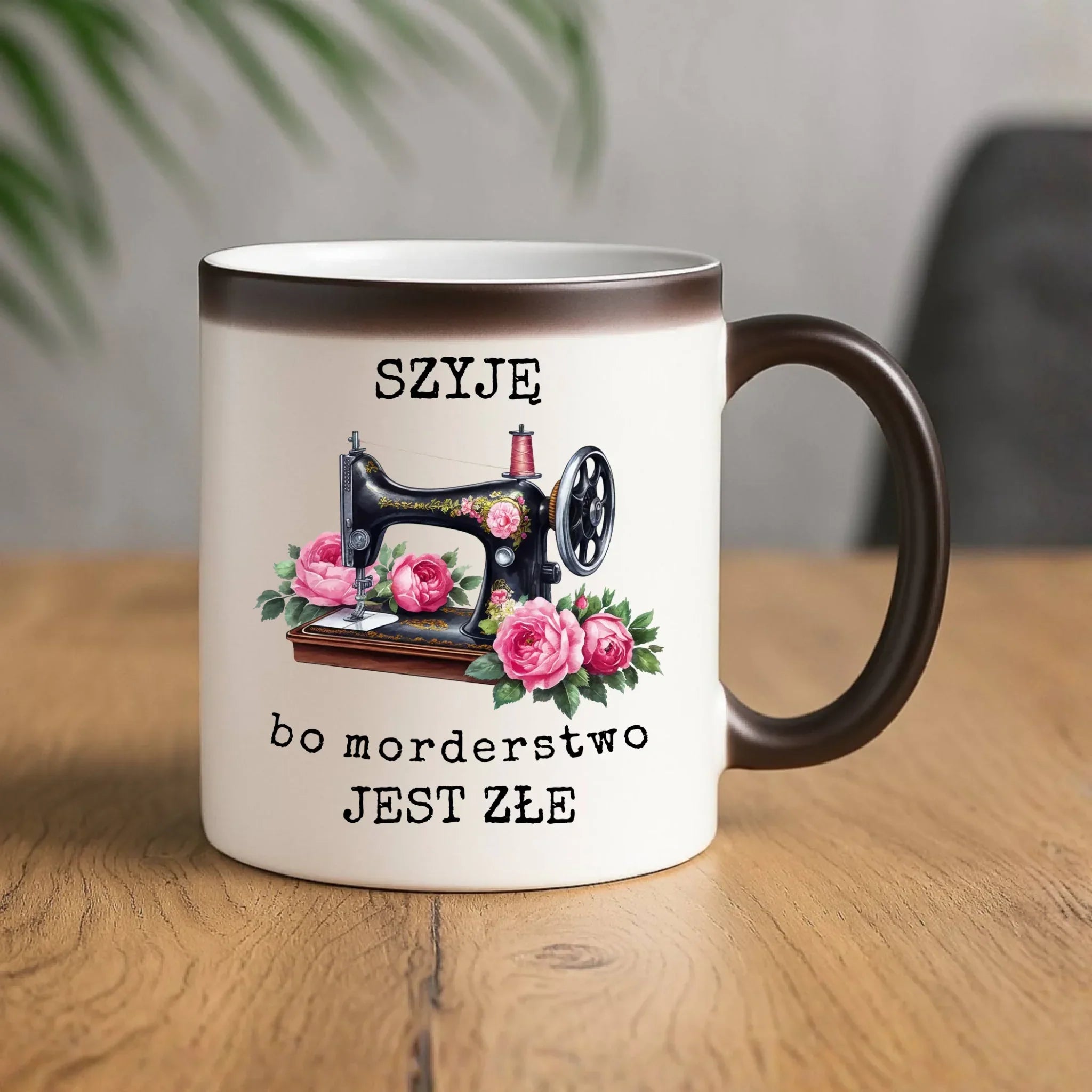 Kubek magiczny szyciowy dla krawcowej - Szyję, bo morderstwo jest złe HS14 - StoryCups.pl