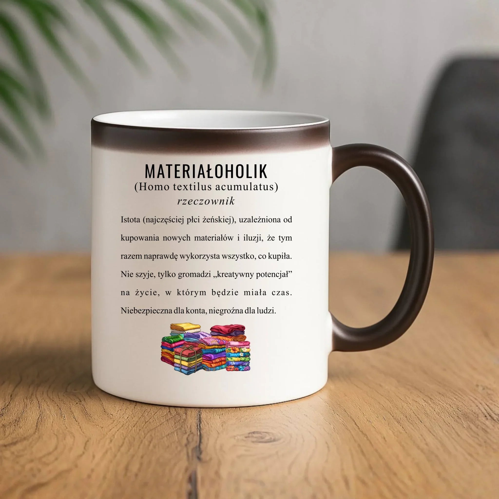Kubek magiczny szyciowy dla krawcowej - Materiałoholik definicja HS11 - StoryCups.pl