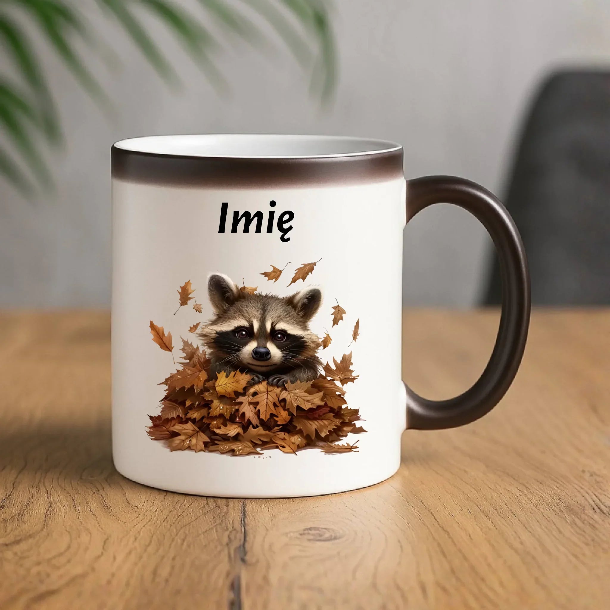 Kubek magiczny jesienny - Szop w liściach - personalizowany JS24 - StoryCups.pl